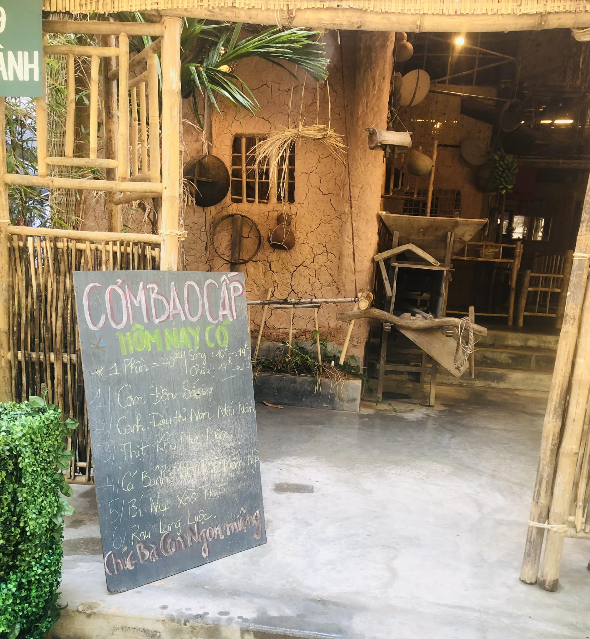 Tiệm Cơm Bao Cấp Đà Nẵng mang phong cách thời xưa.