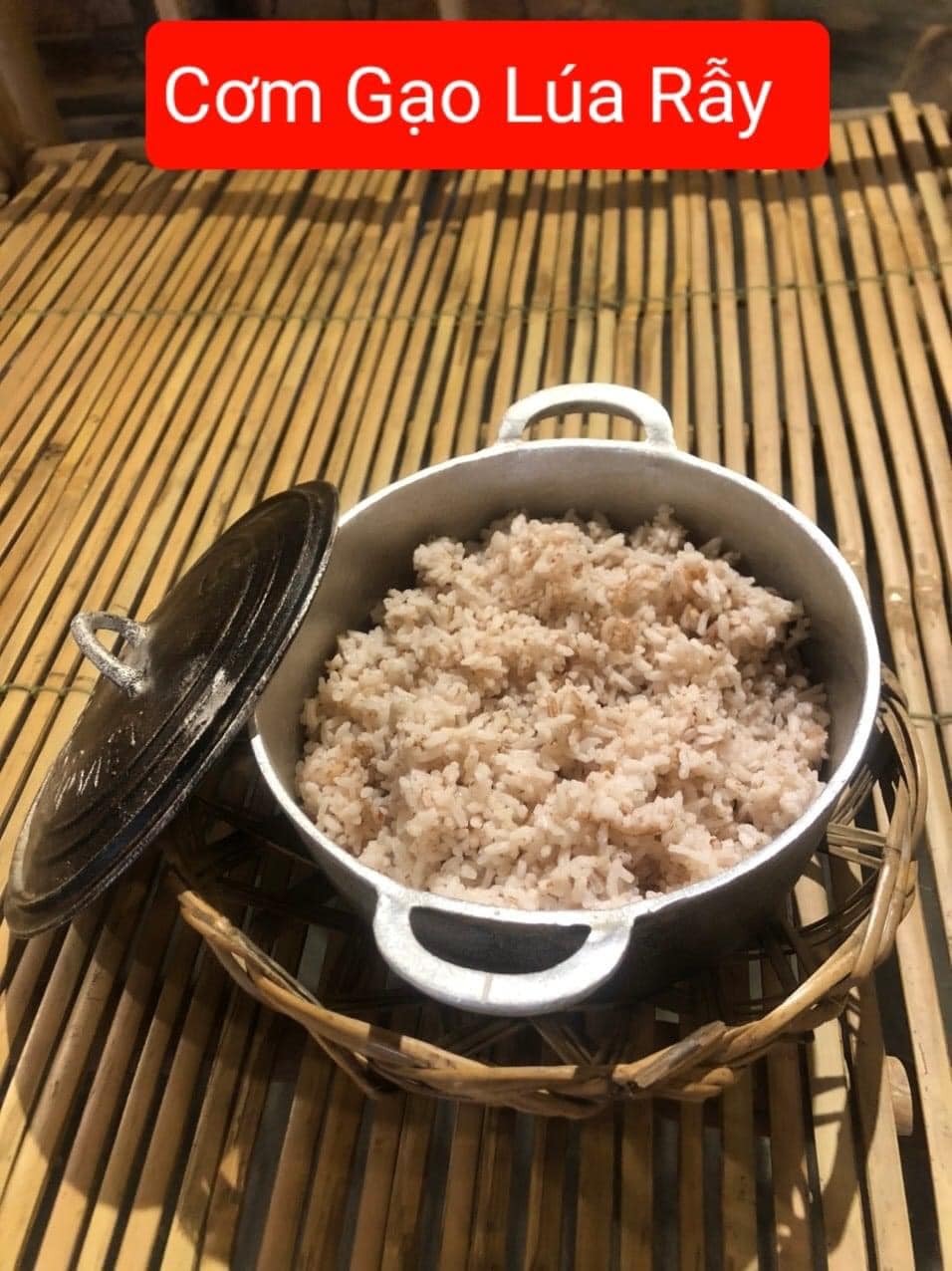 Cơm được nấu bằng bếp củi.
