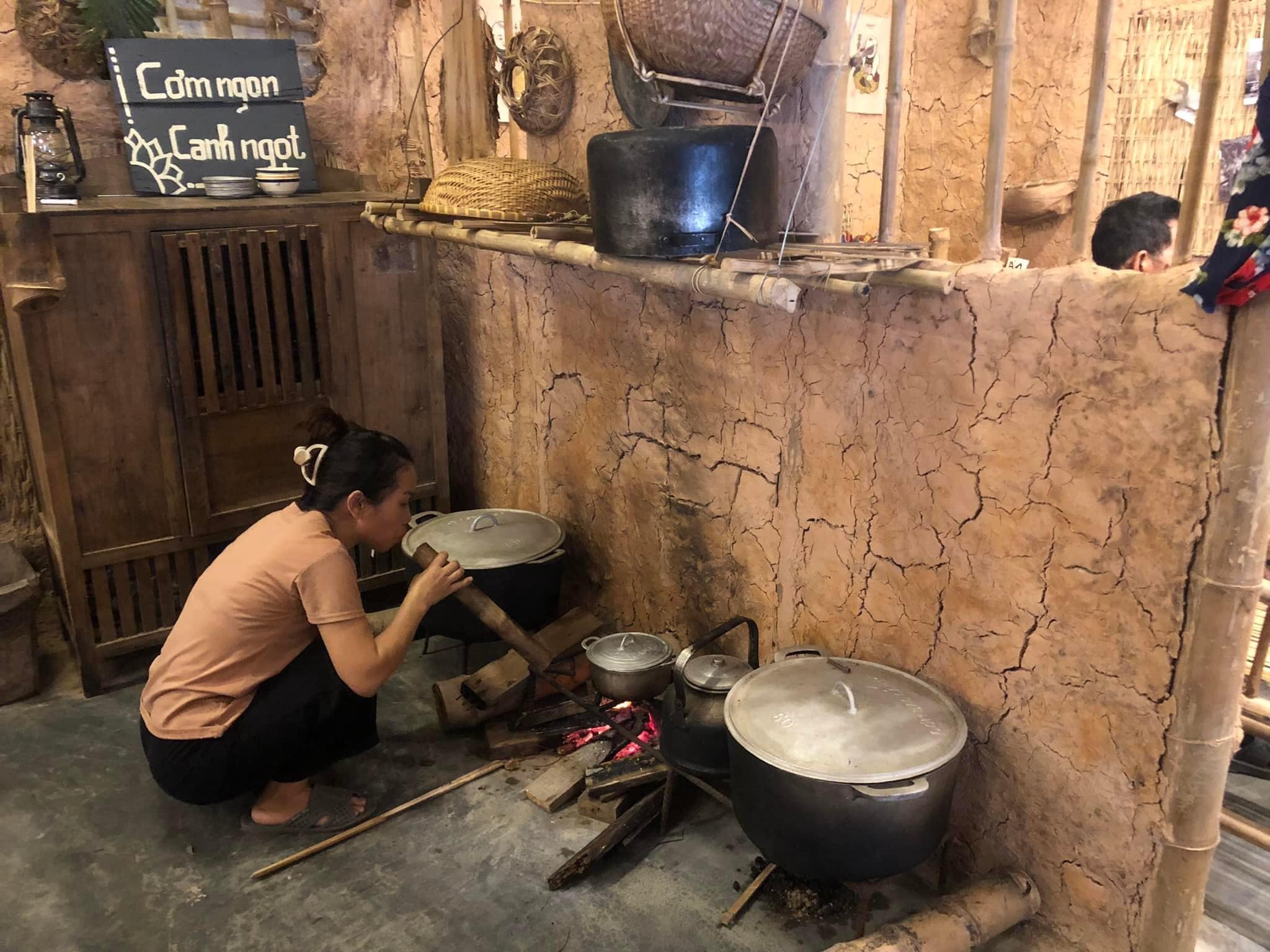 Căn bếp gợi nhớ tuổi thơ của nhiều người.