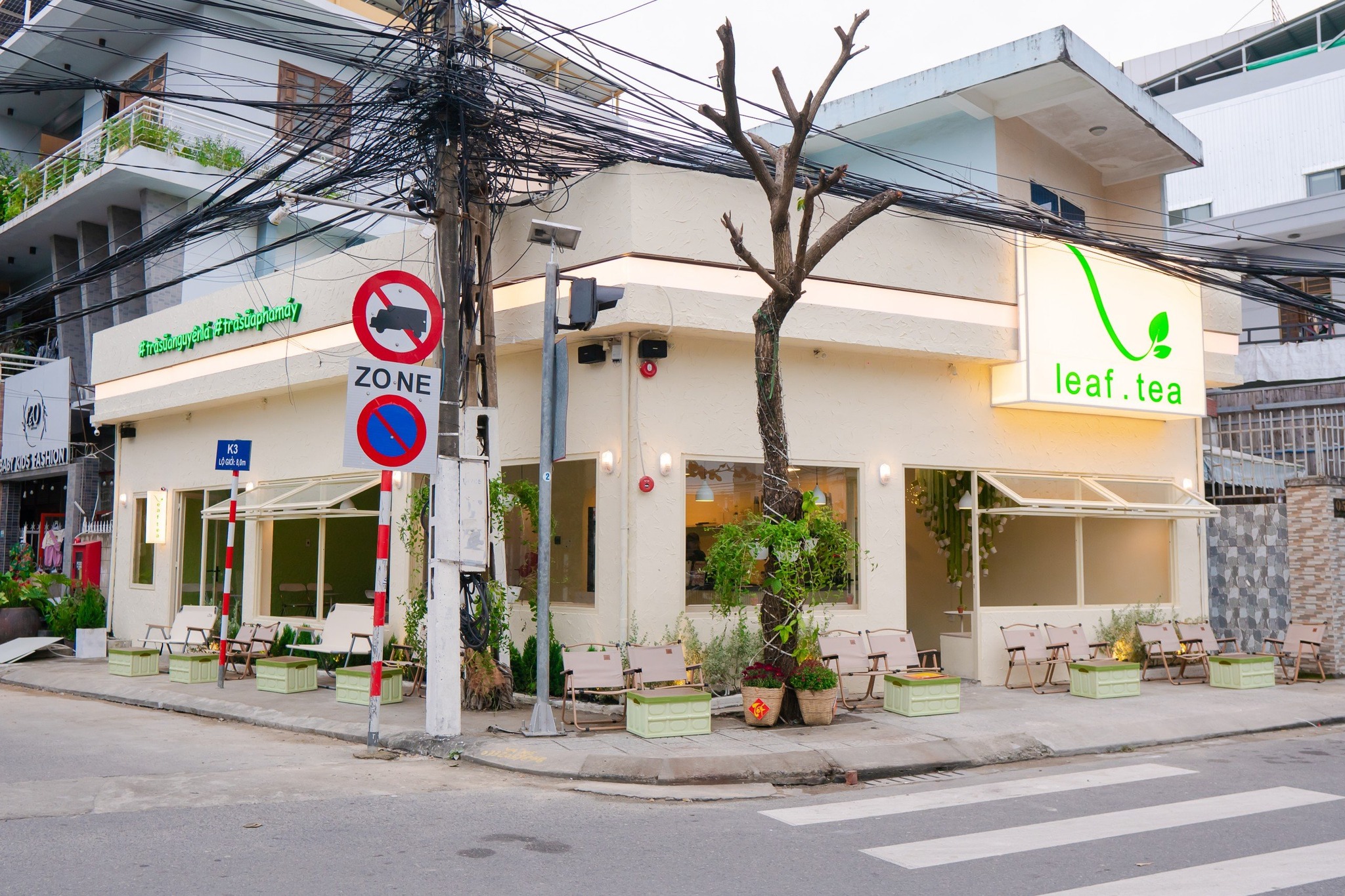 Leaf Tea nằm ngay góc phố với view ngắm đường sá.