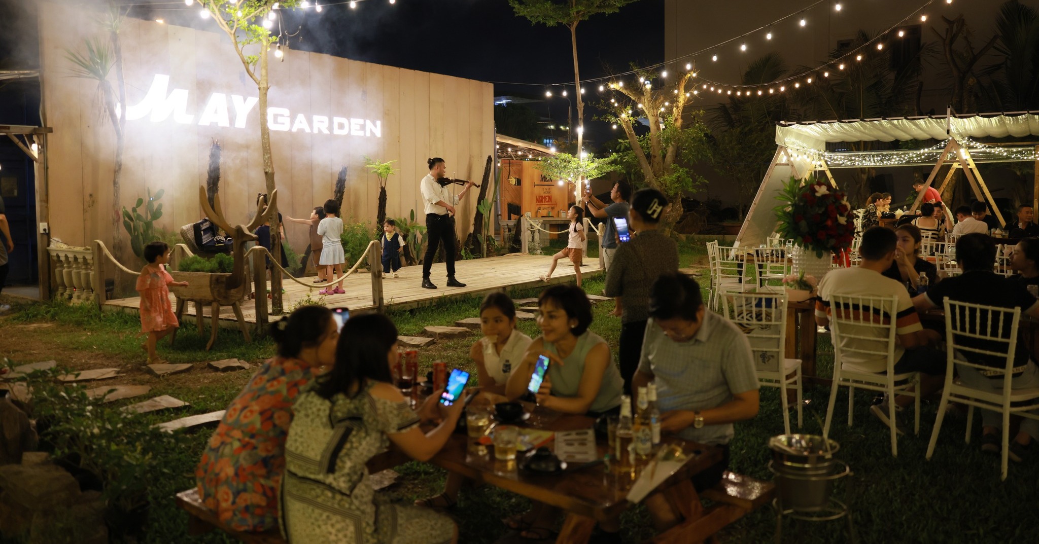 May Garden có chương trình ca nhạc acoustic hằng tháng.