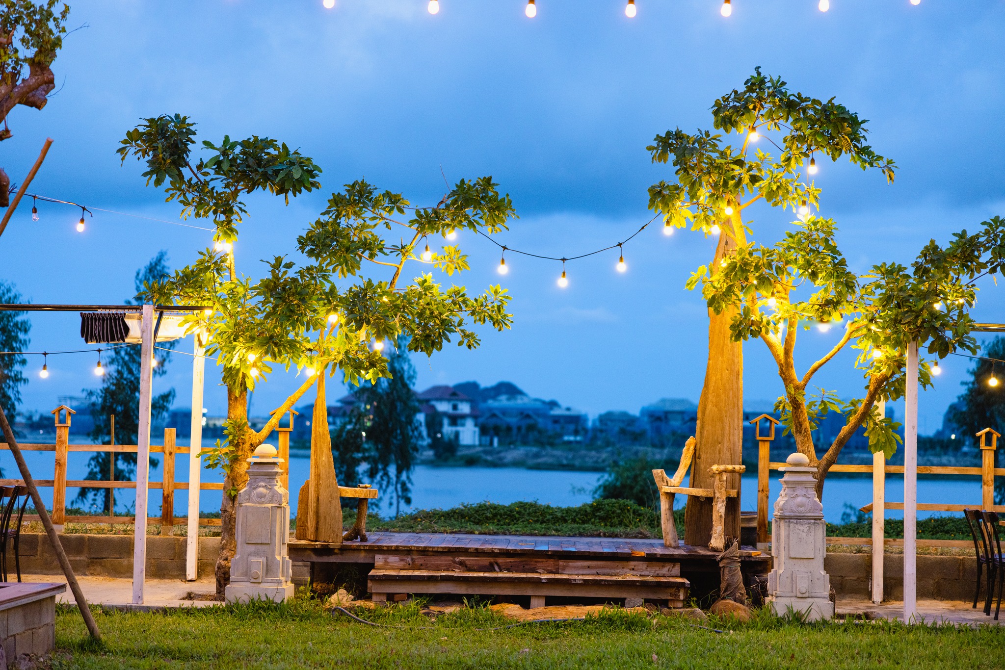 May Garden lung linh vào buổi tối.