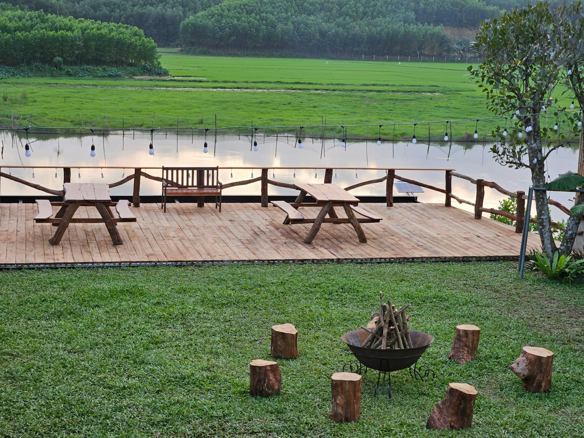 Hoà Phú House có view núi đồi cực chill.