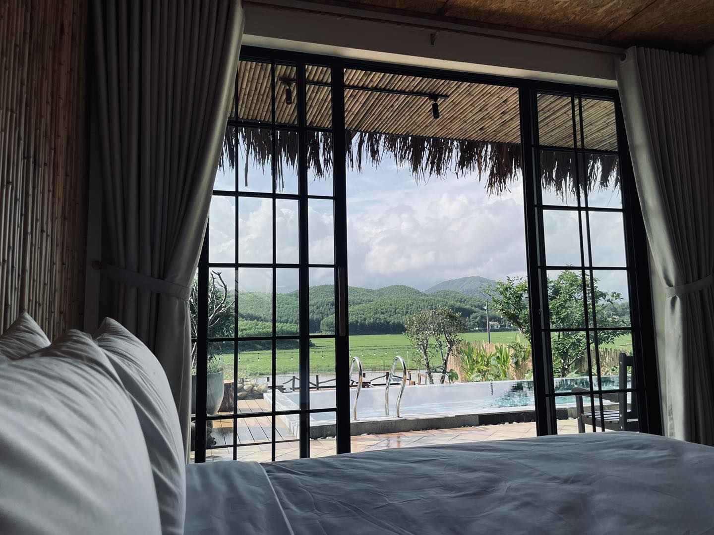 Phòng ngủ nhìn ra hồ bơi.