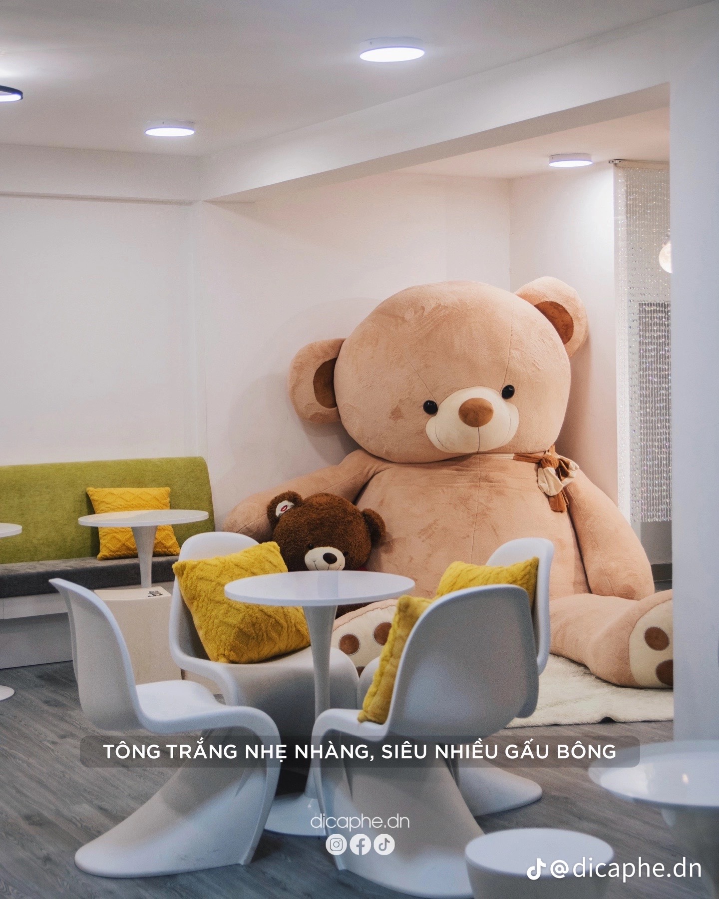 1983 Coffee có không gian xinh xắn.