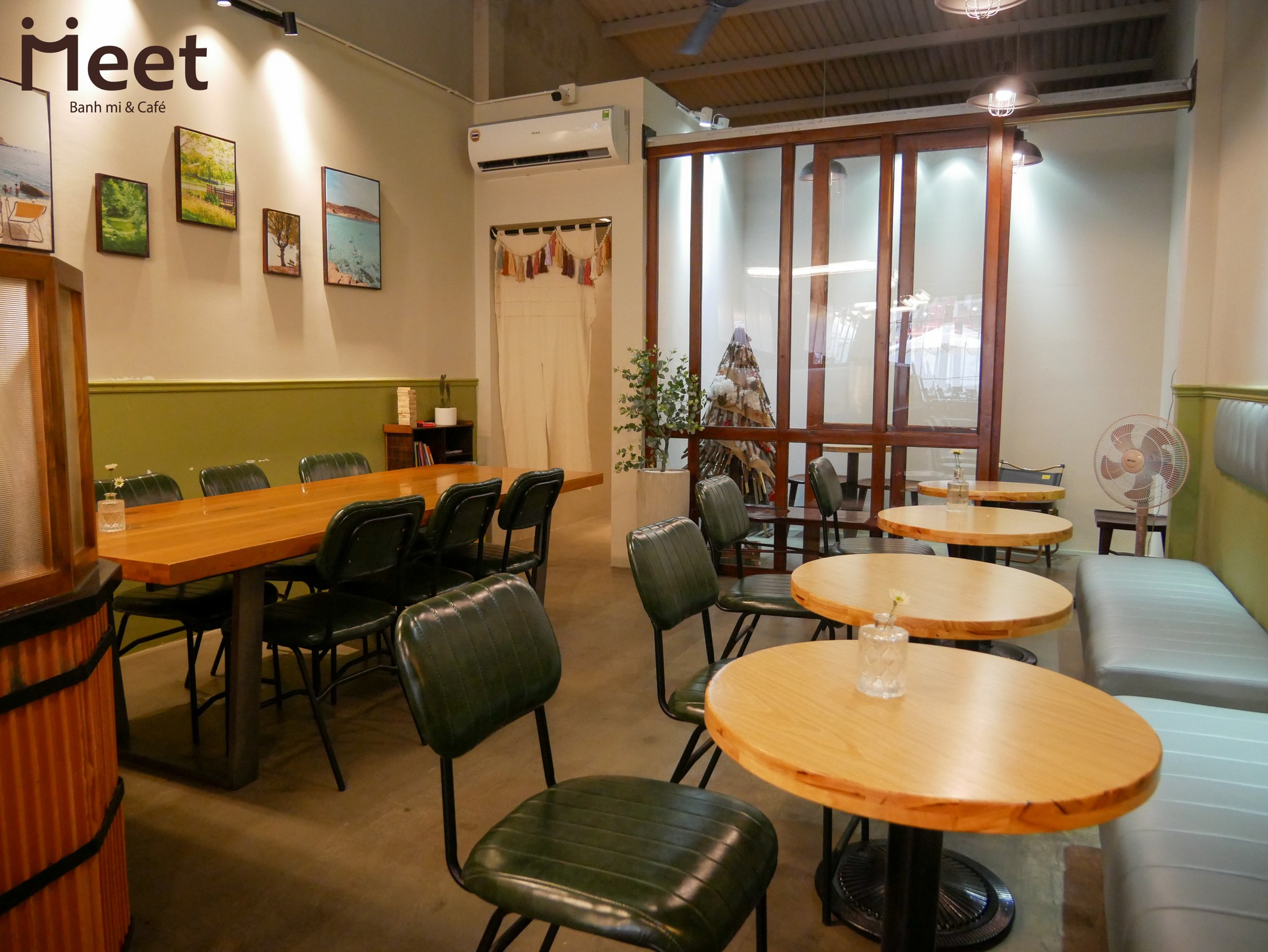 Meet Bánh mì & Coffee có chỗ ngồi thoải mái.