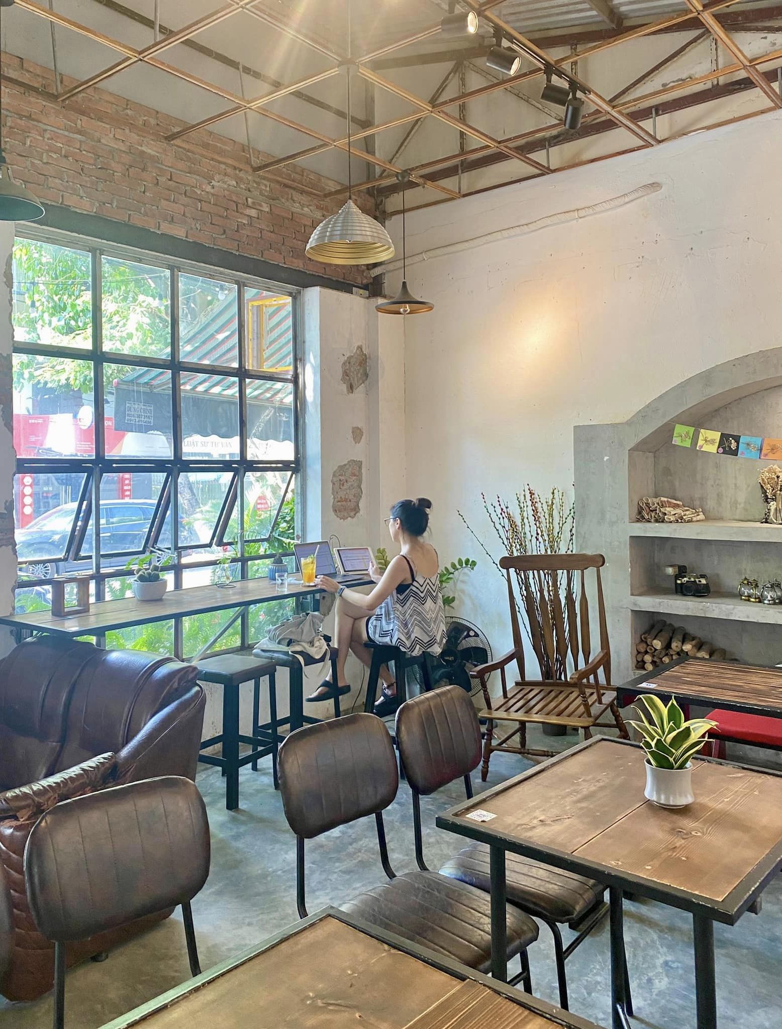 Chỗ ngồi chill chill tại Ngồi Chill Cafe.
