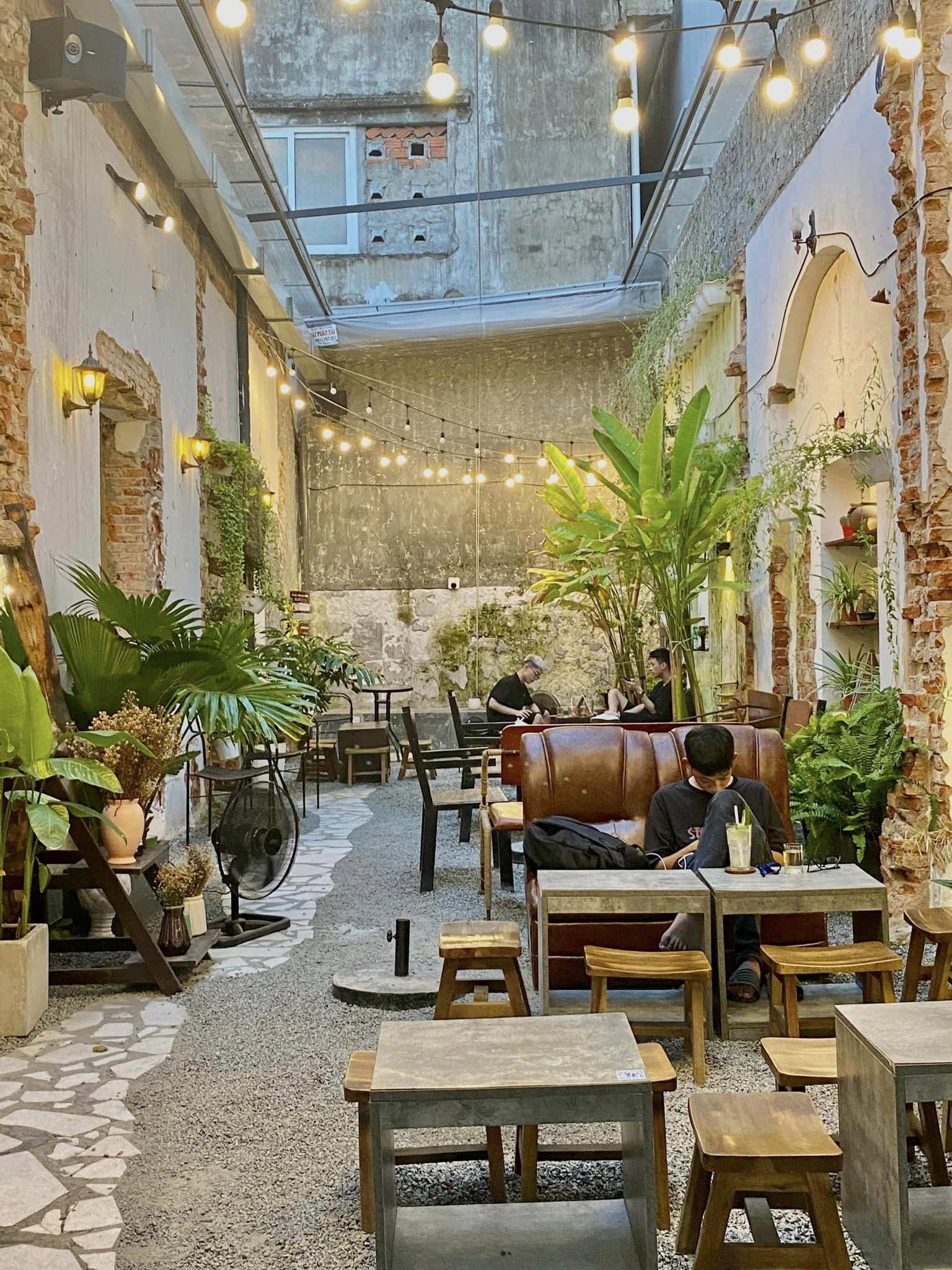 Ngồi Chill Cafe có không gian thoáng mát.