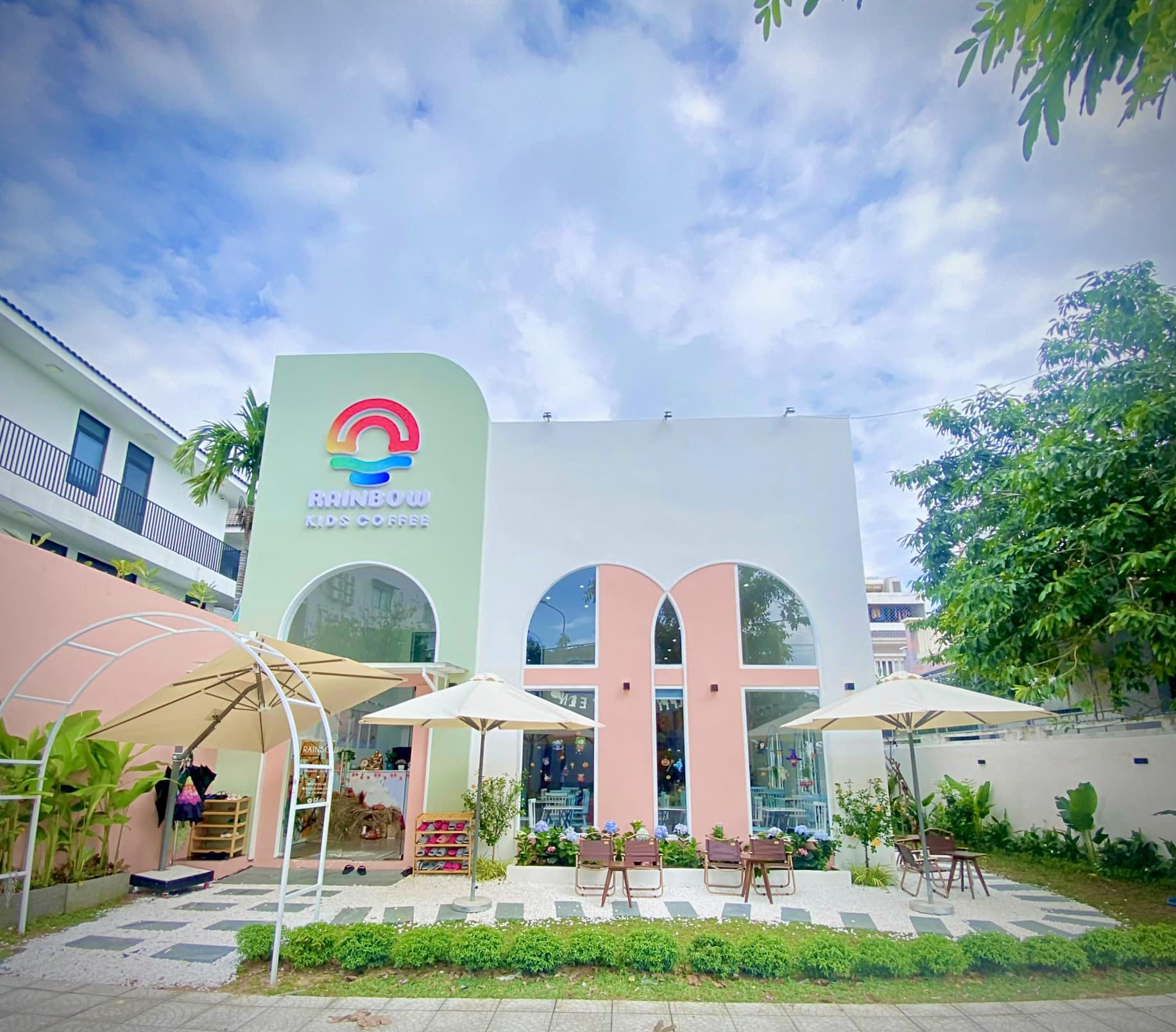 Không gian hiện đại của Rainbow Kids Coffee.