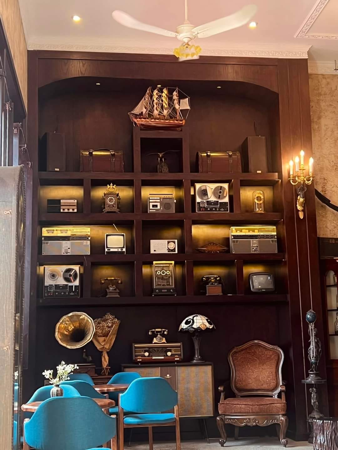Hulala Coffee có không gian cổ điển, sang trọng.