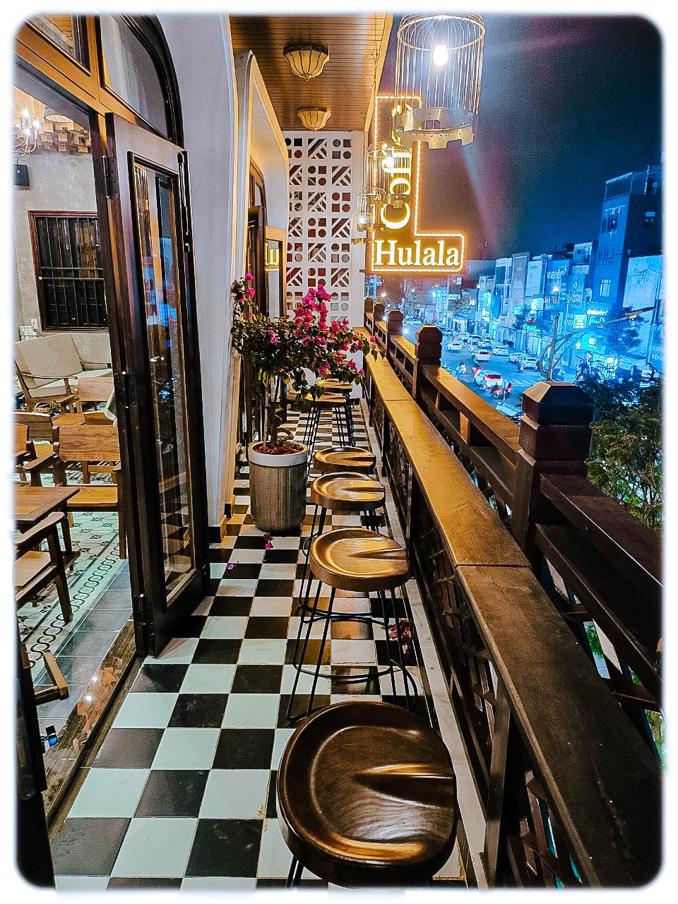 Góc ban công chill chill tại Hulala Coffee.