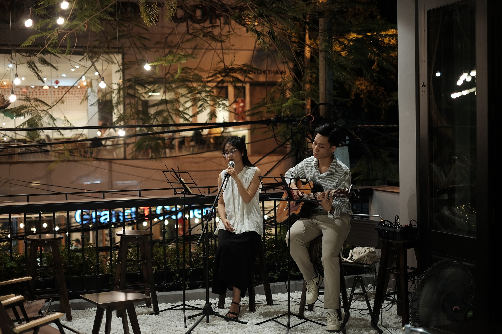 Địa điểm có biểu diễn nhạc Acoustic.