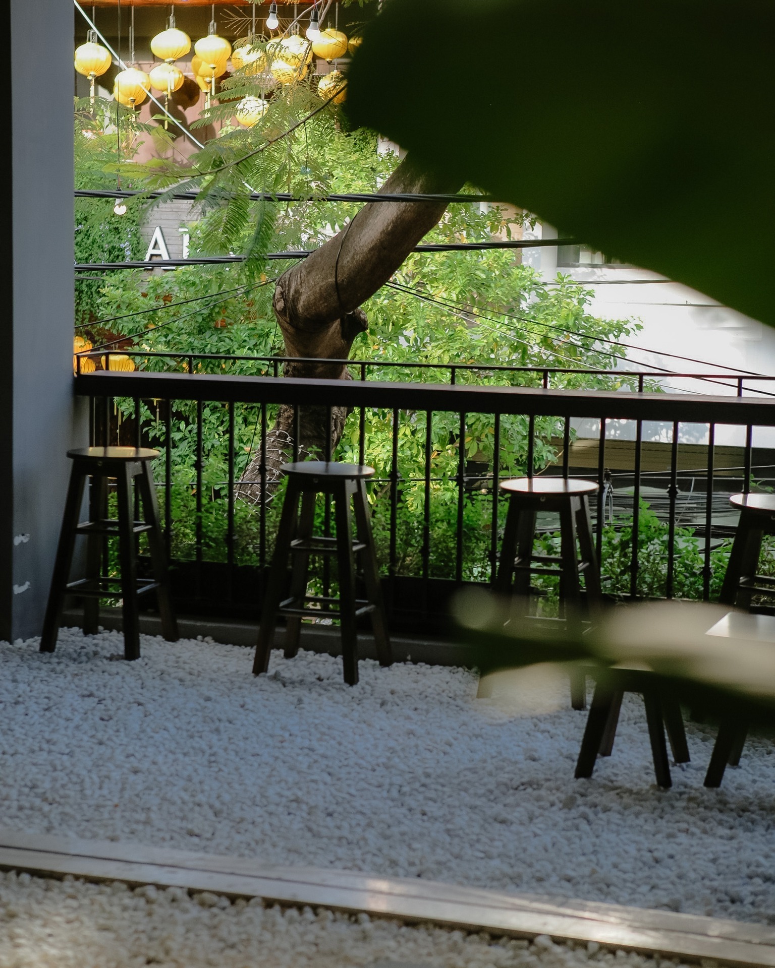 Góc ban công chill chill tại Tưởng Cafe.