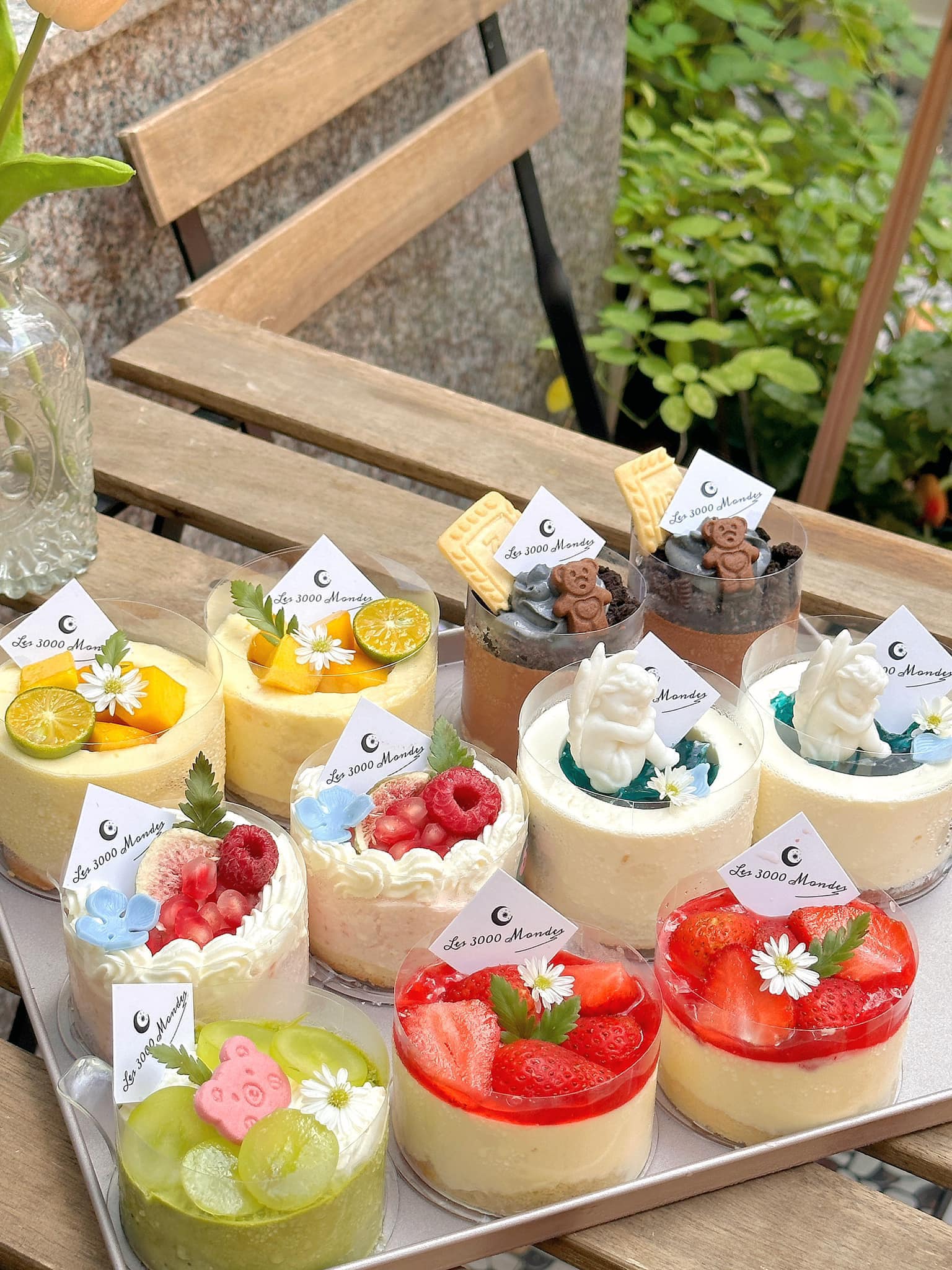 Menu tiệm đa dạng các loại bánh.