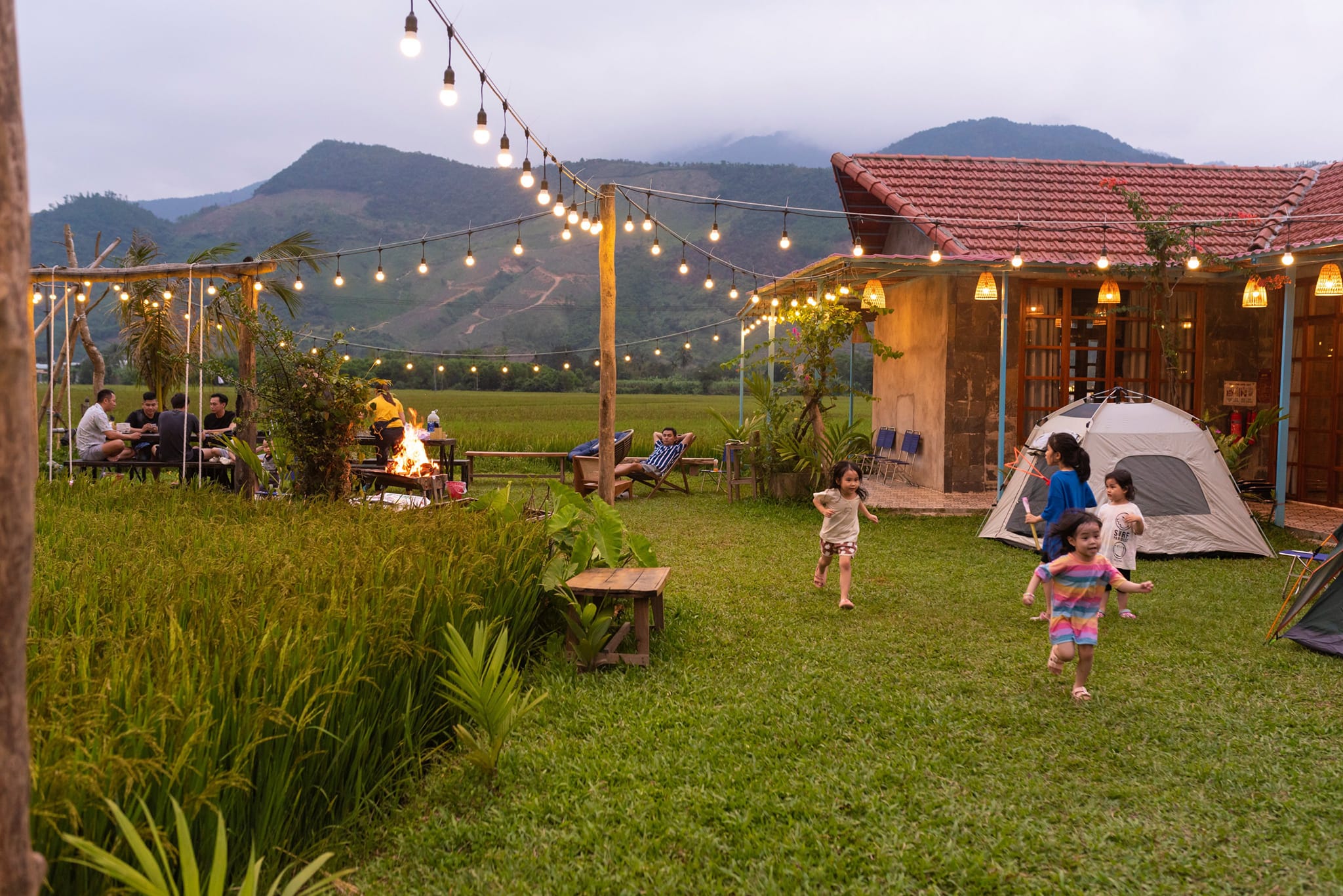 Khi lên đèn Lúa Coffee House lại càng chill.