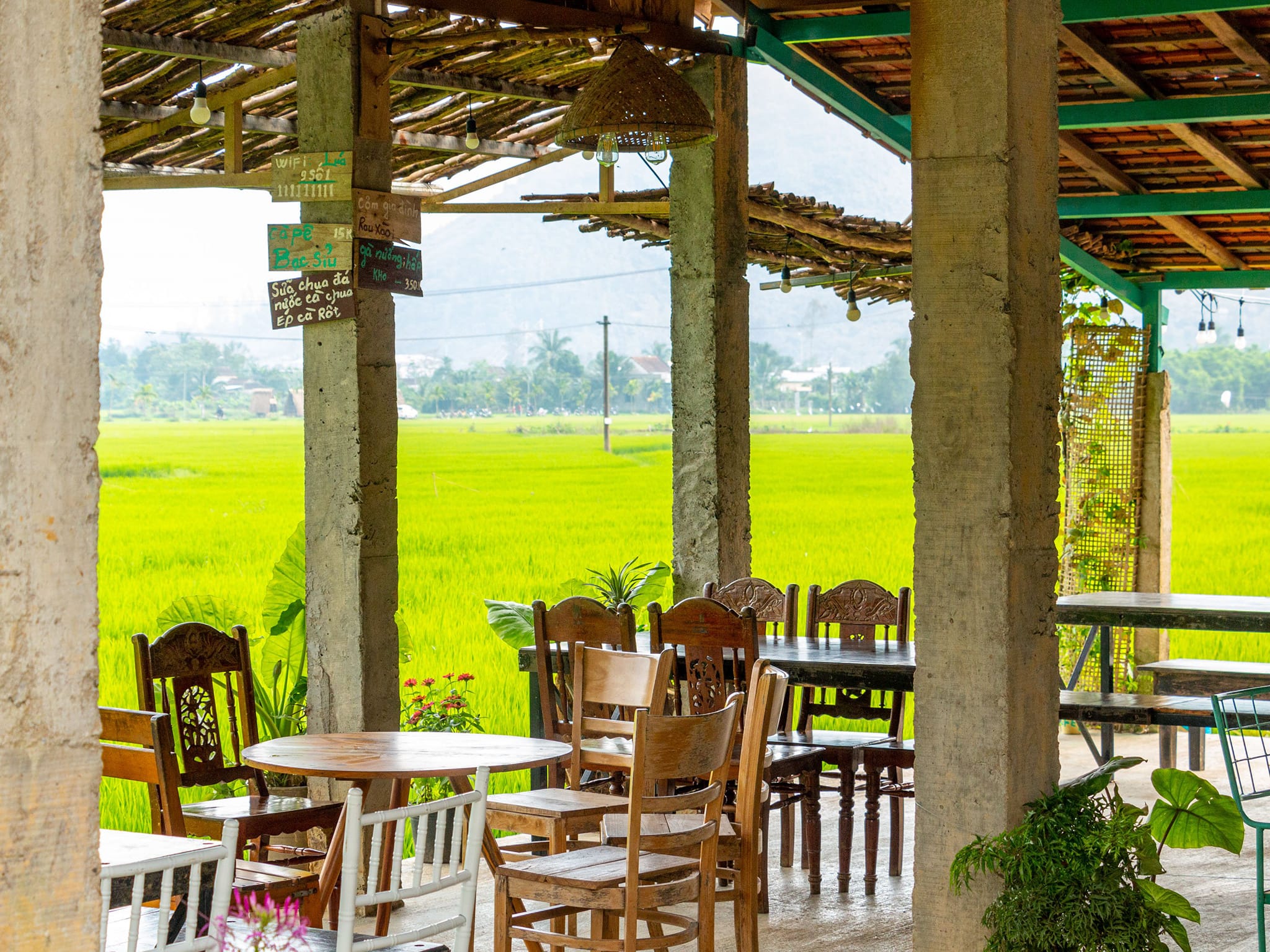 Lúa Coffee House có không gian cà phê chill chill.