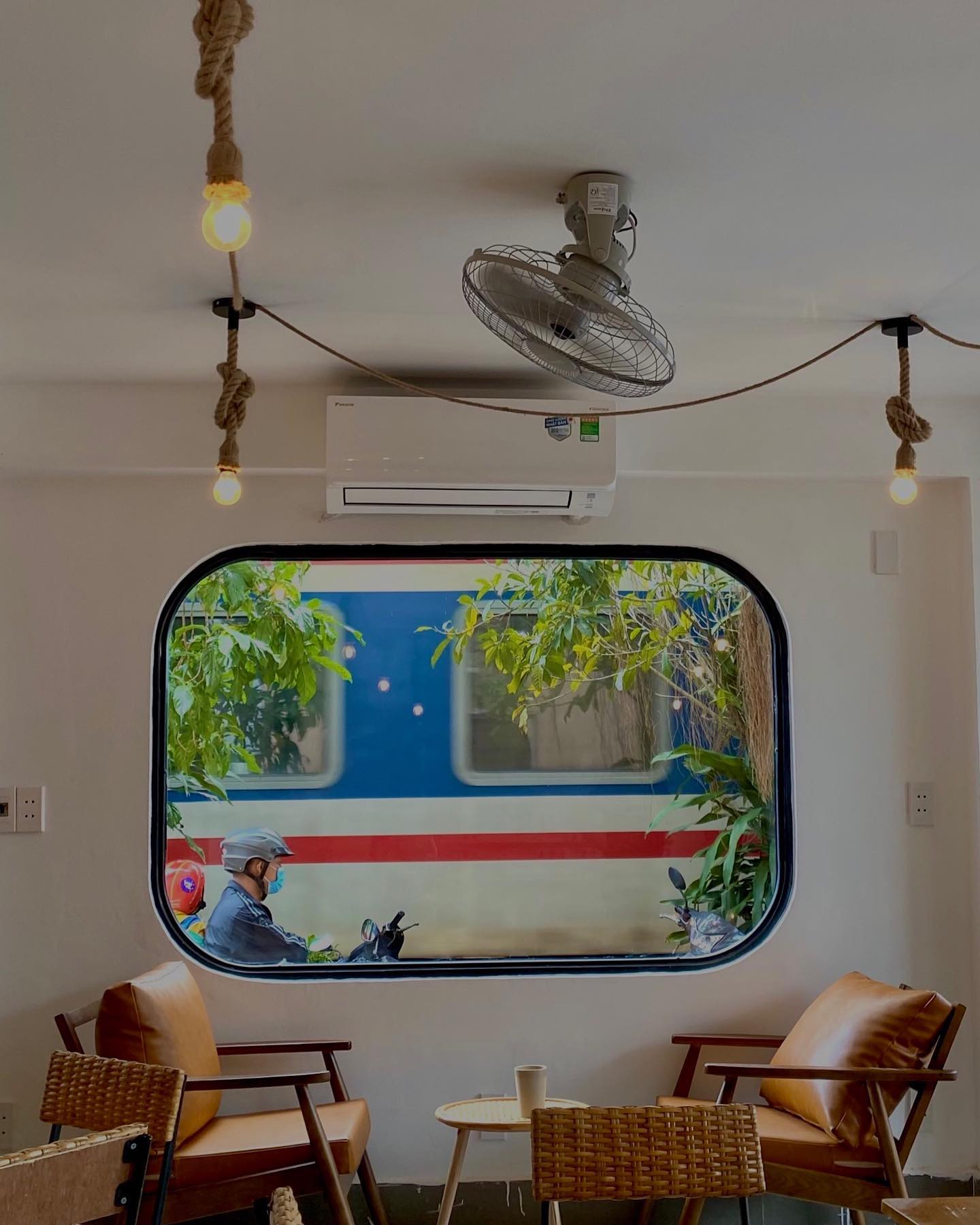 Đi đâu đó có view ngắm tàu hoả cực chill.