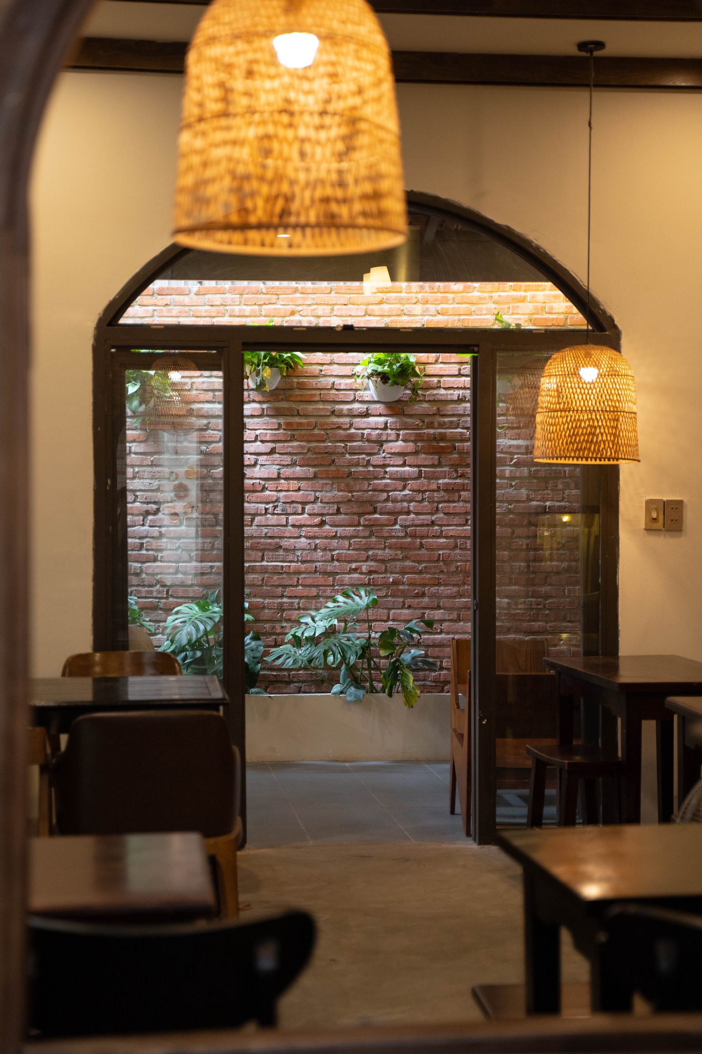Đi Lạc Coffee có không gian nhẹ nhàng.