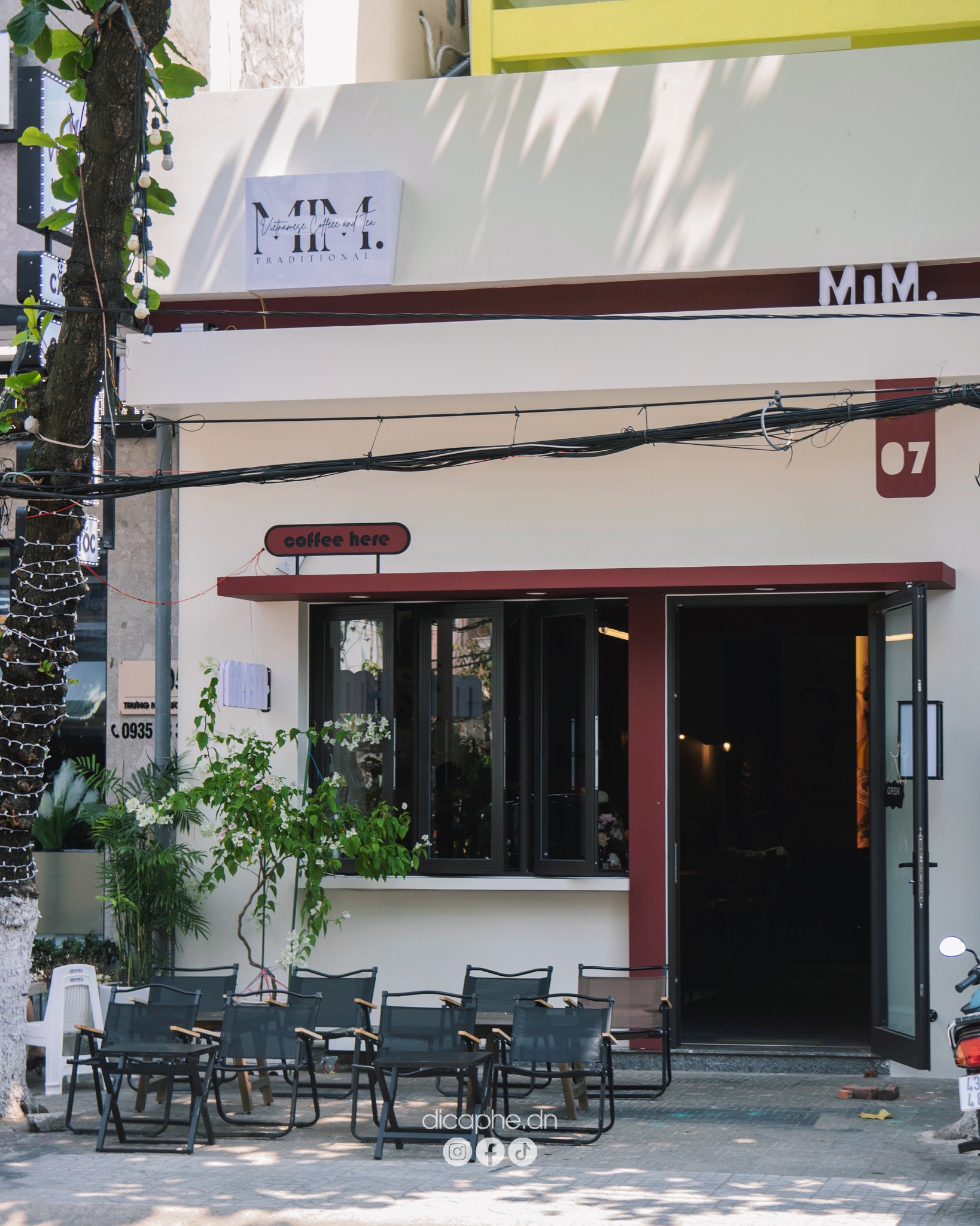Mim. Cafe nằm xinh xắn giữa phố.