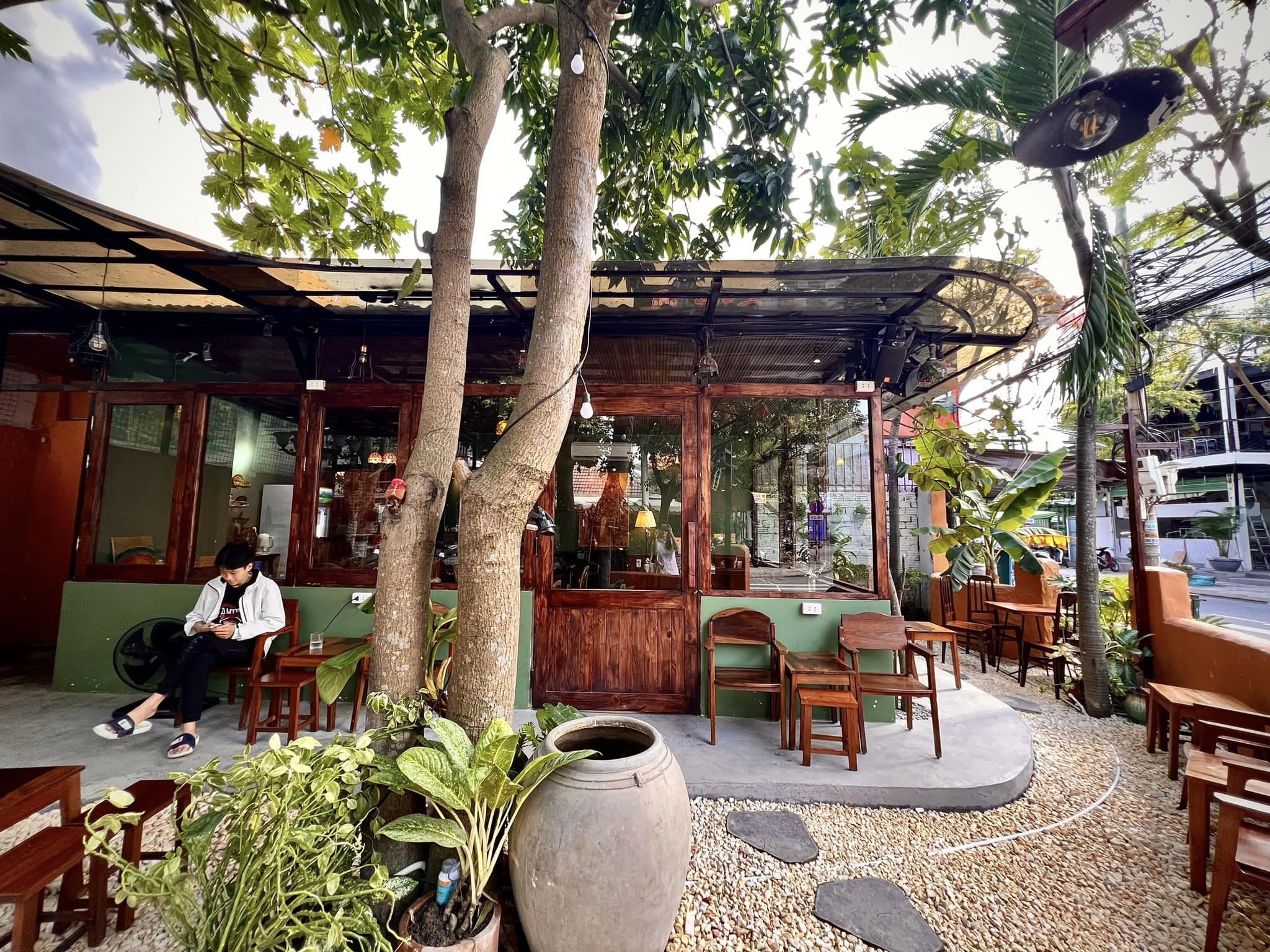 Foresr Coffee sở hữu 2 mặt tiền xinh xắn.