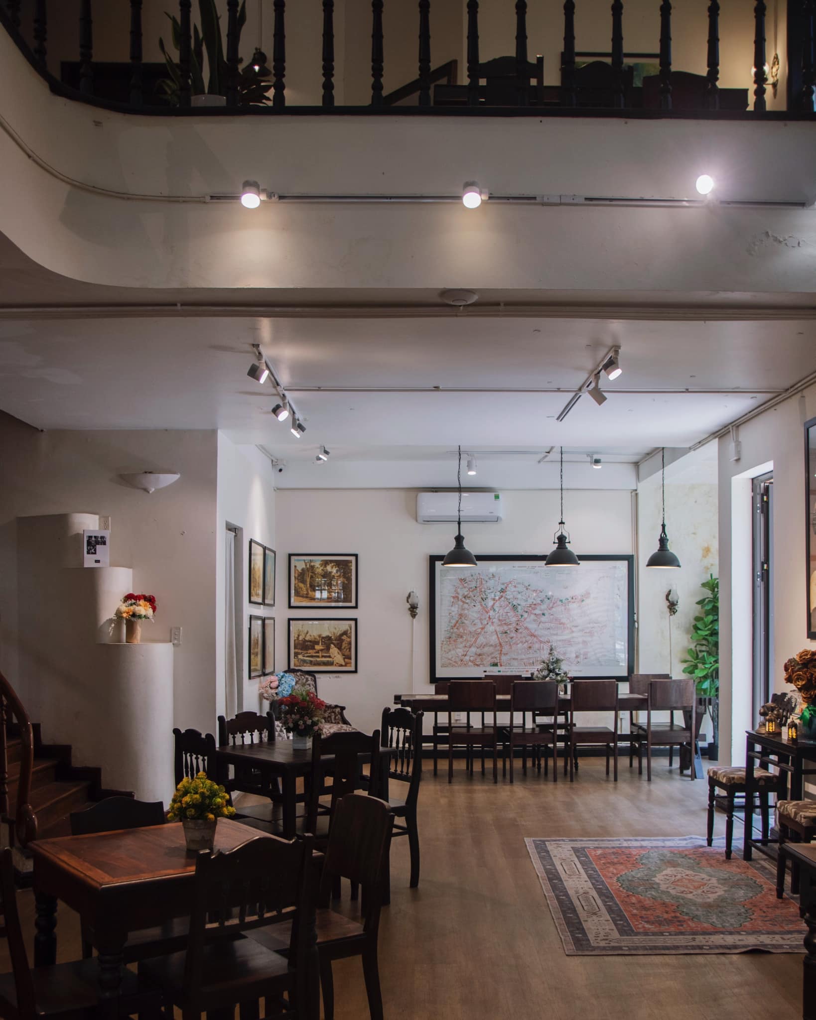 Không gian bên trong Meet+ Coffee & Tea rộng rãi.