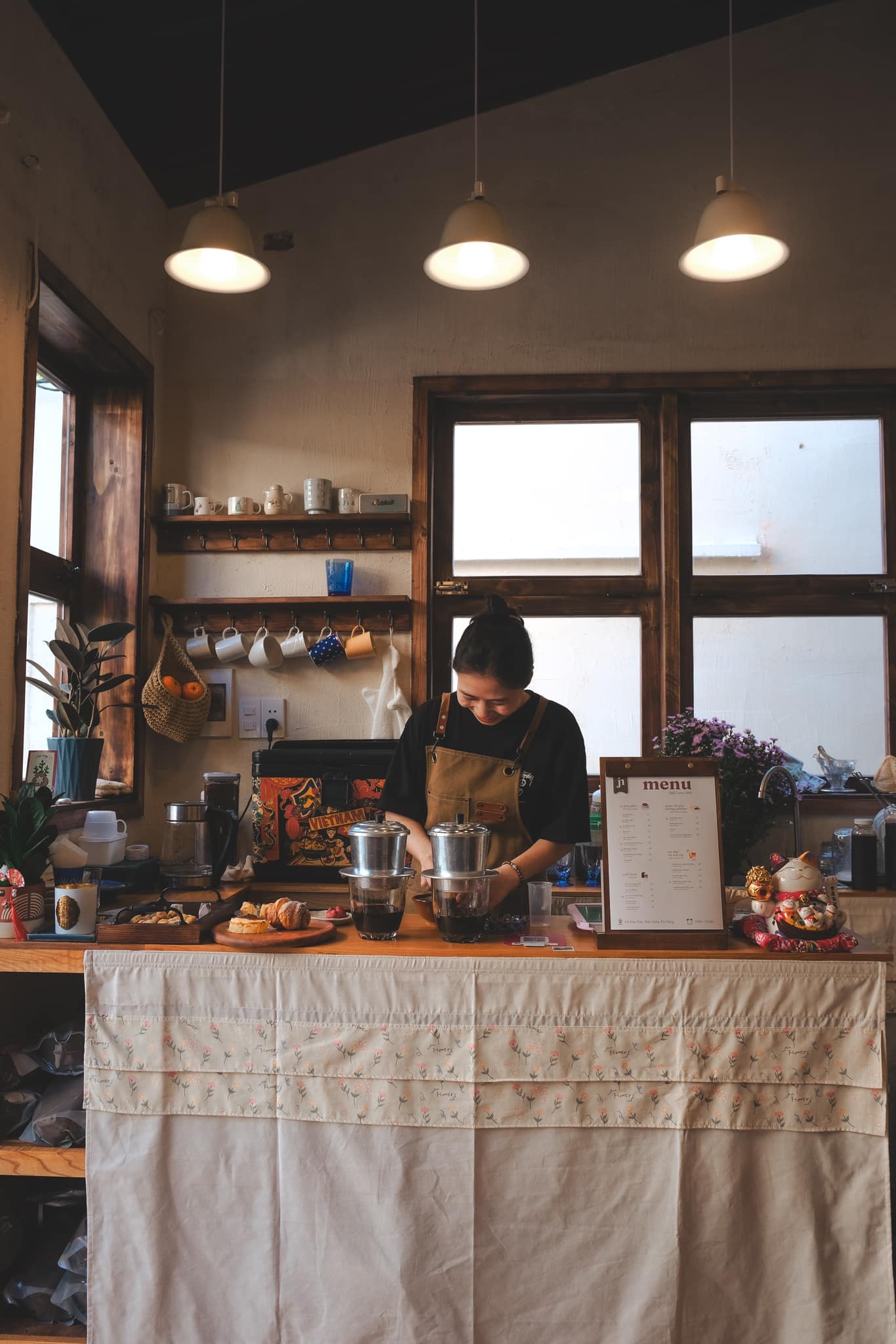 Căn bếp dễ thương tại JnJ Cafe.