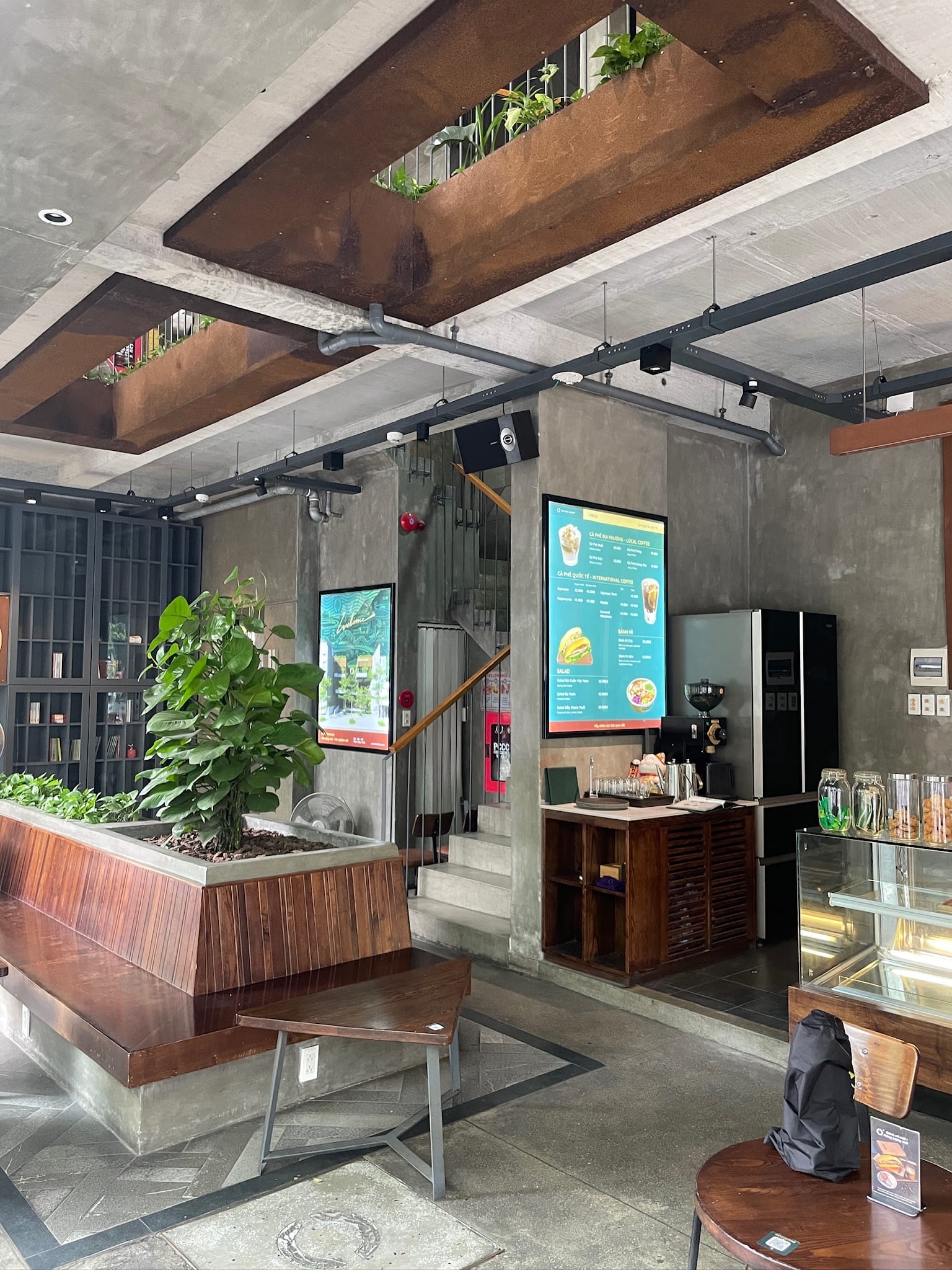 Nội thất quán đơn giản.
