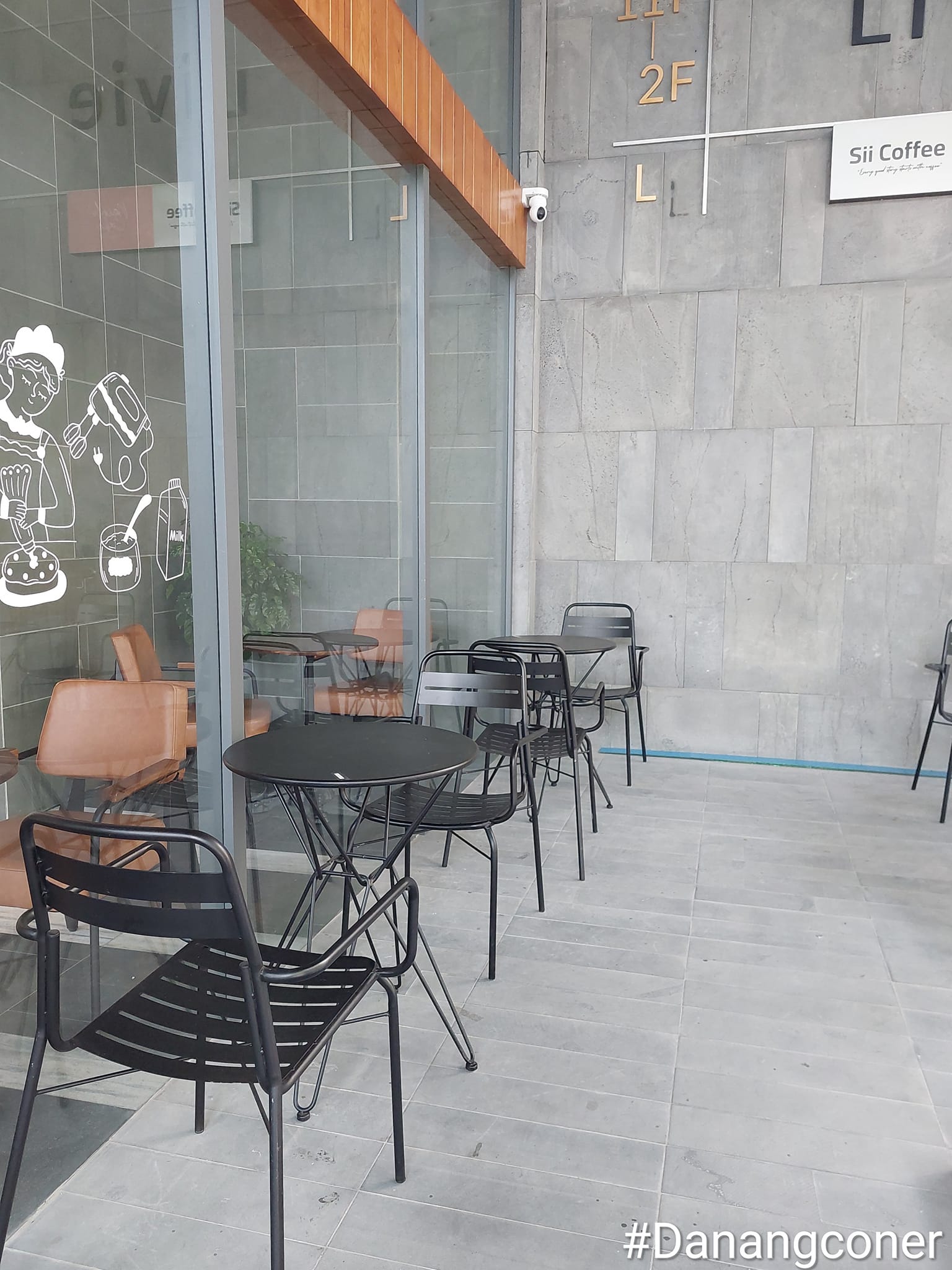Địa điểm có chỗ ngồi bên ngoài và bên trong.