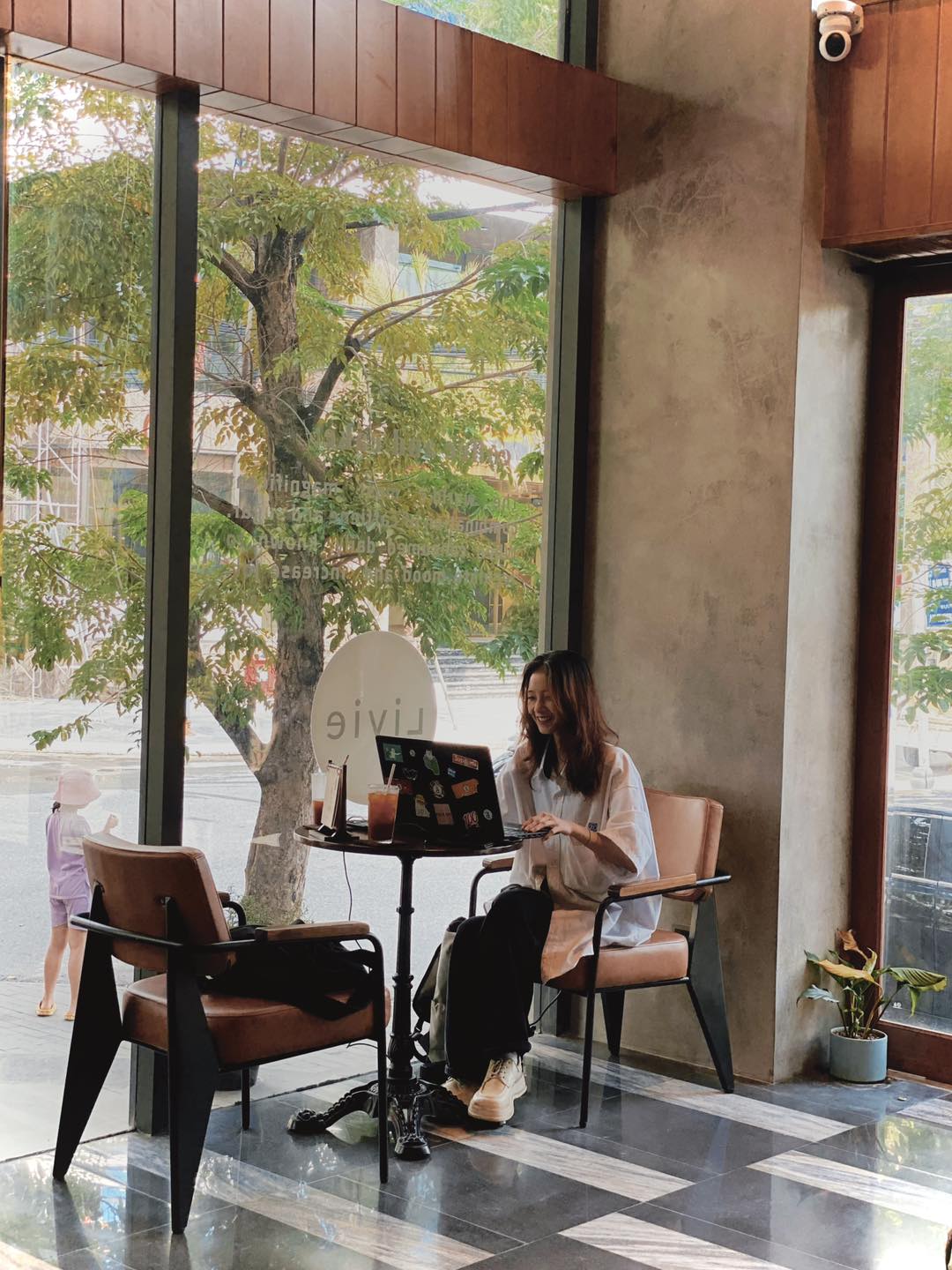 Chỗ ngồi view ngắm đường phố chill chill.