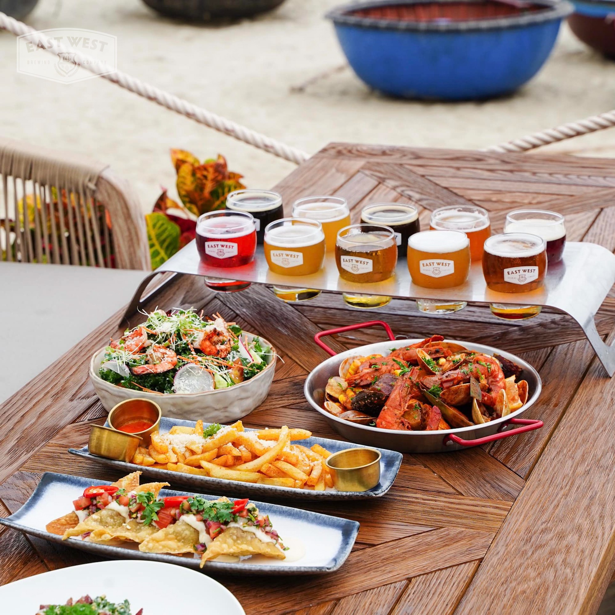 East West Brewing có menu đa dạng.