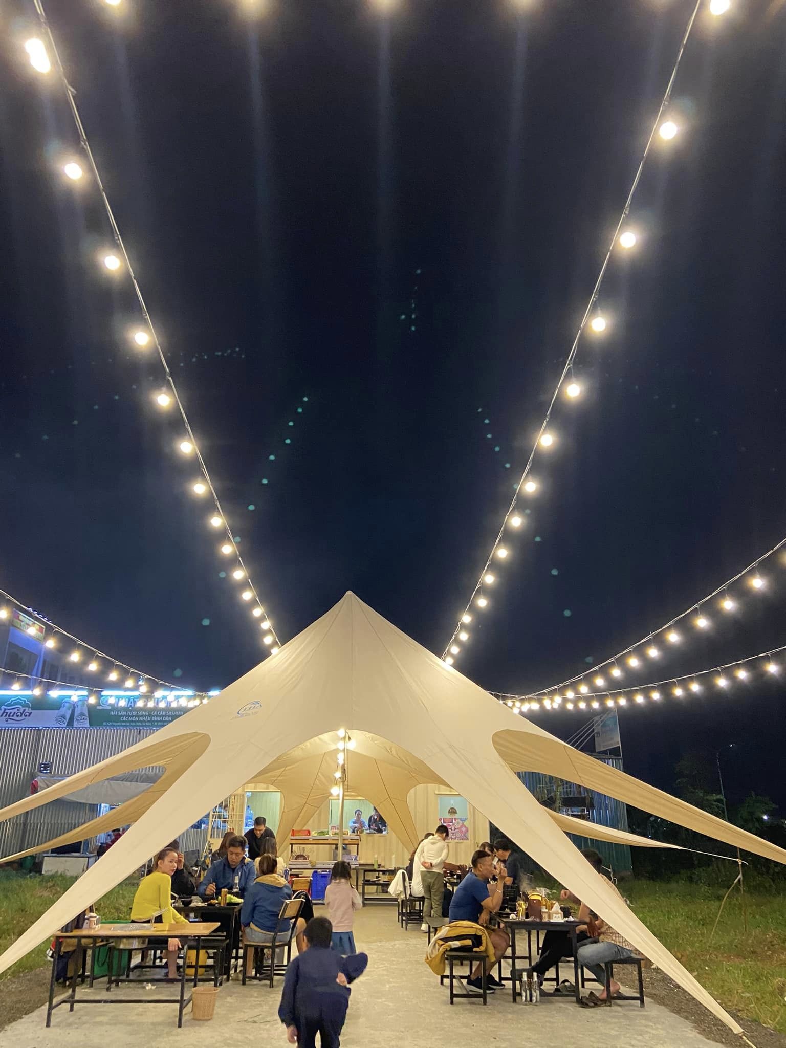 Phố Nướng có không gian chill chill.