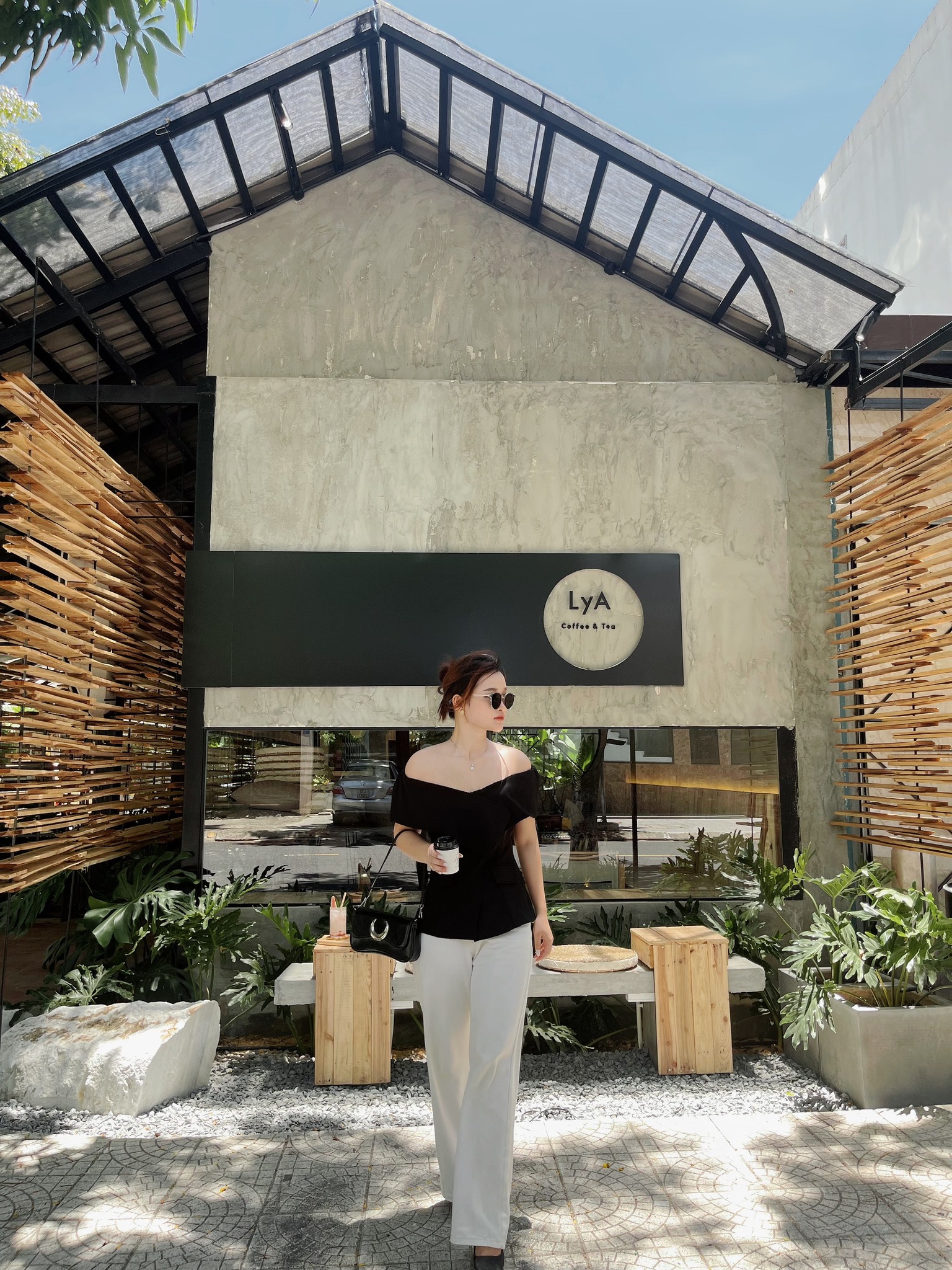 LyA Coffee & Tea có kiến trúc ấn tượng.