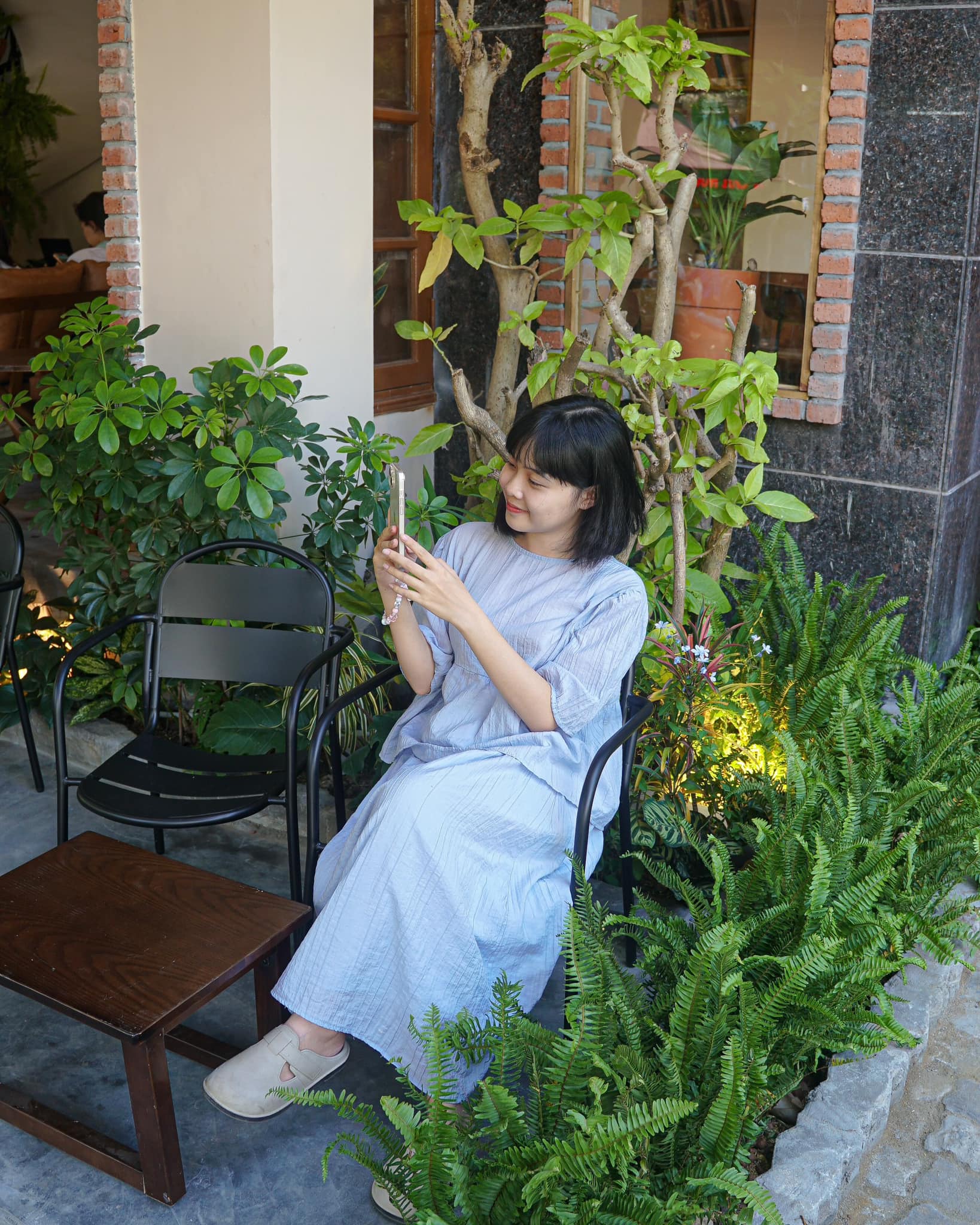 Quán có nhiều cây xanh.