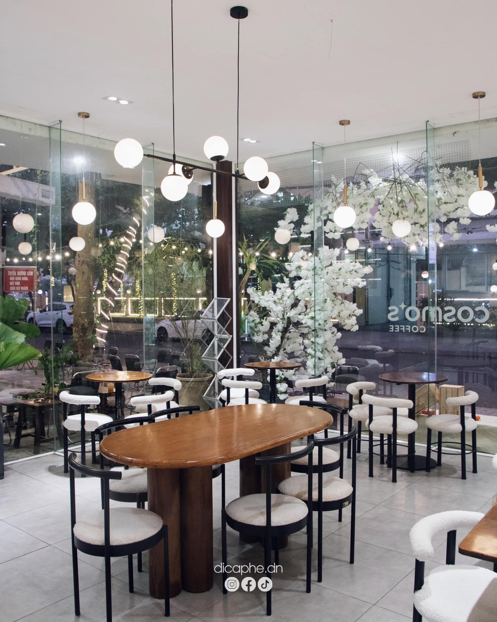 Cosmos Coffee có chỗ ngồi thoải mái.