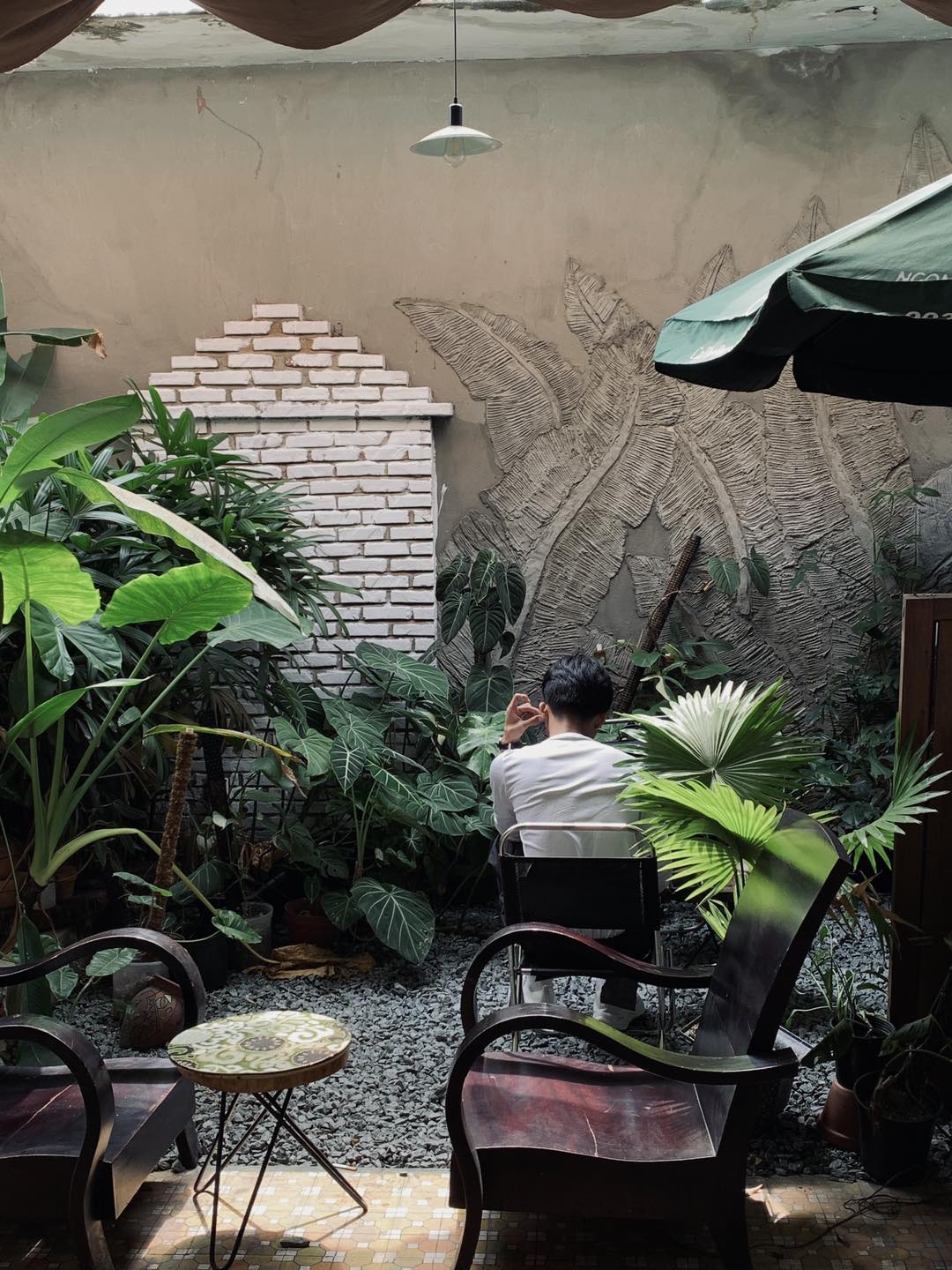 Địa điểm được bao phủ bởi nhiều cây cối xanh mát.