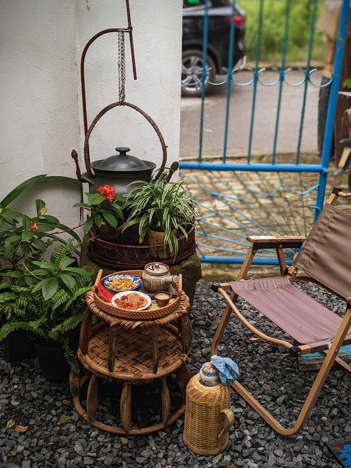 Chỗ ngồi cực chill ngoài vườn.