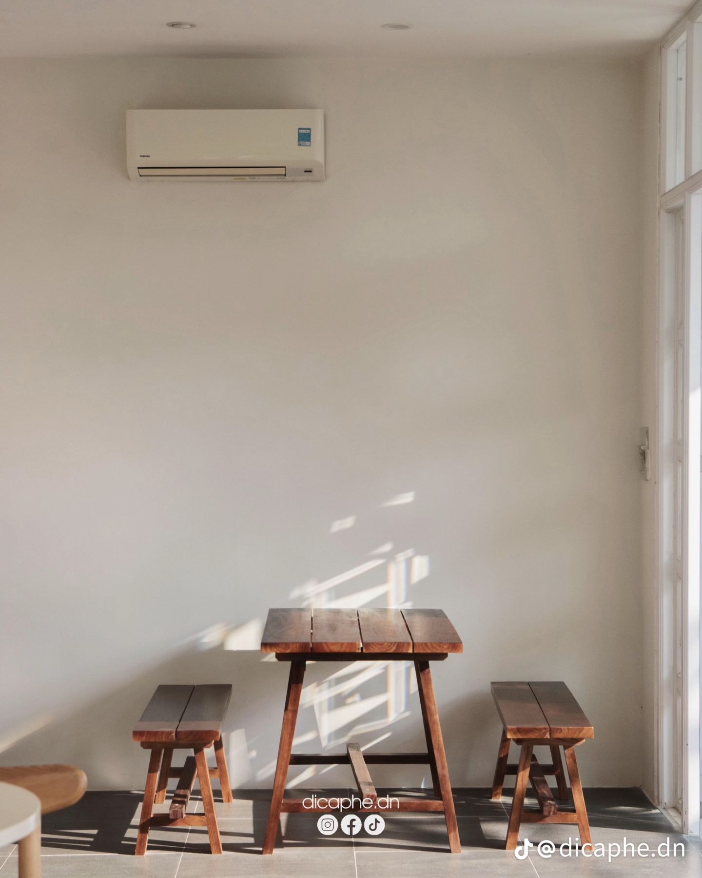 Quán có chỗ ngồi ngoài sân và trong nhà.