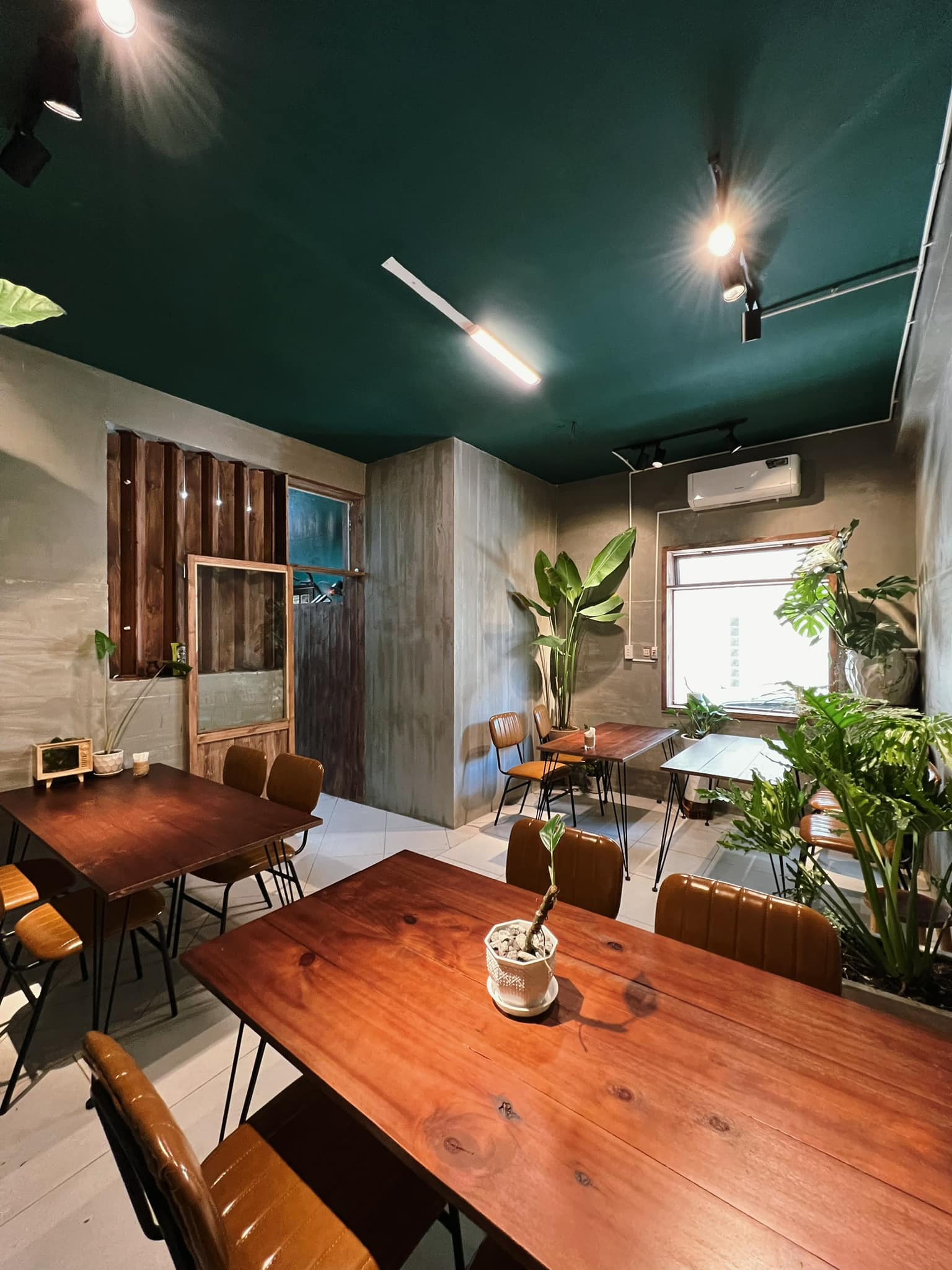 Sake House có đa dạng kiểu bàn ghế.