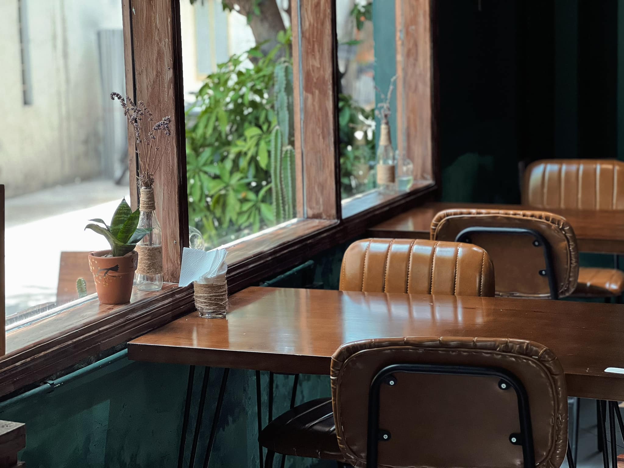 Chỗ ngồi cạnh cửa sổ chill chill.