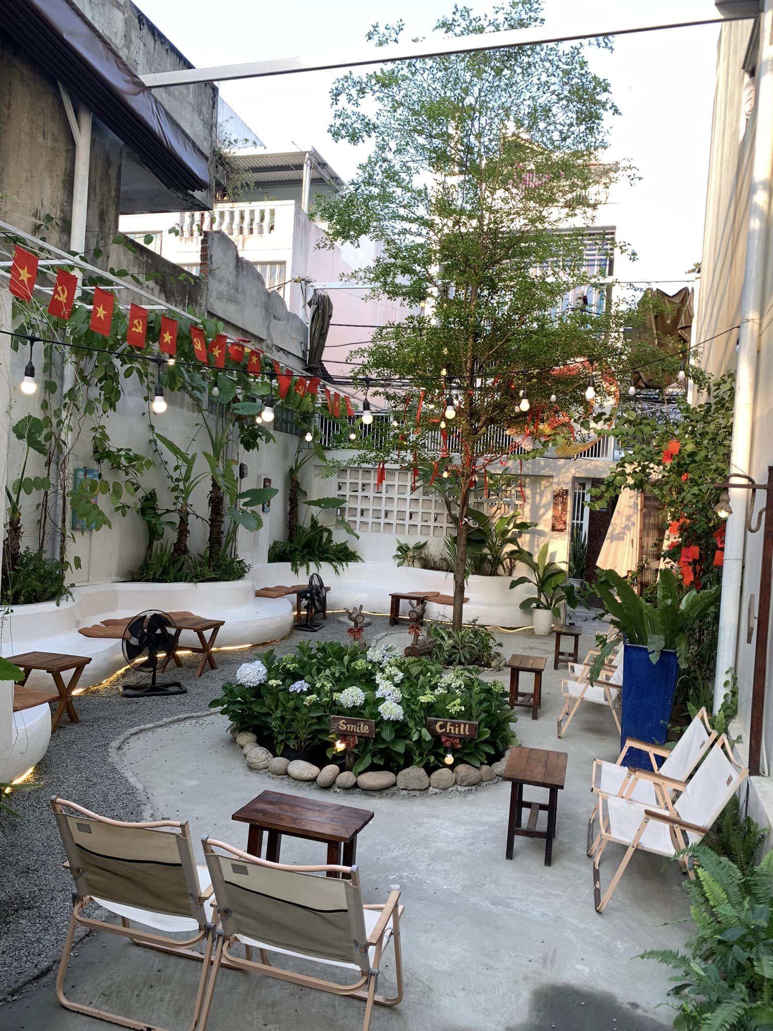 Ngói Cafe có không gian thoáng đãng.