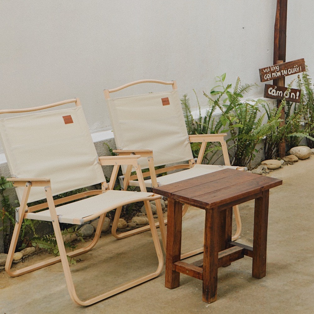 Ngói Cafe có đa dạng kiểu bàn ghế.