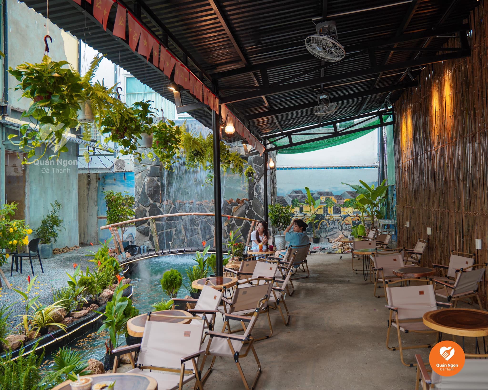 Ké Coffee có chỗ ngồi thoáng đãng, mát mẻ.