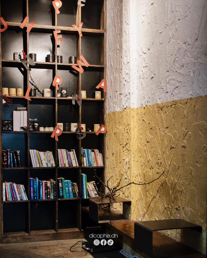 Sanayen Coffee & Tea có chiếc kệ sách đa dạng thể loại.