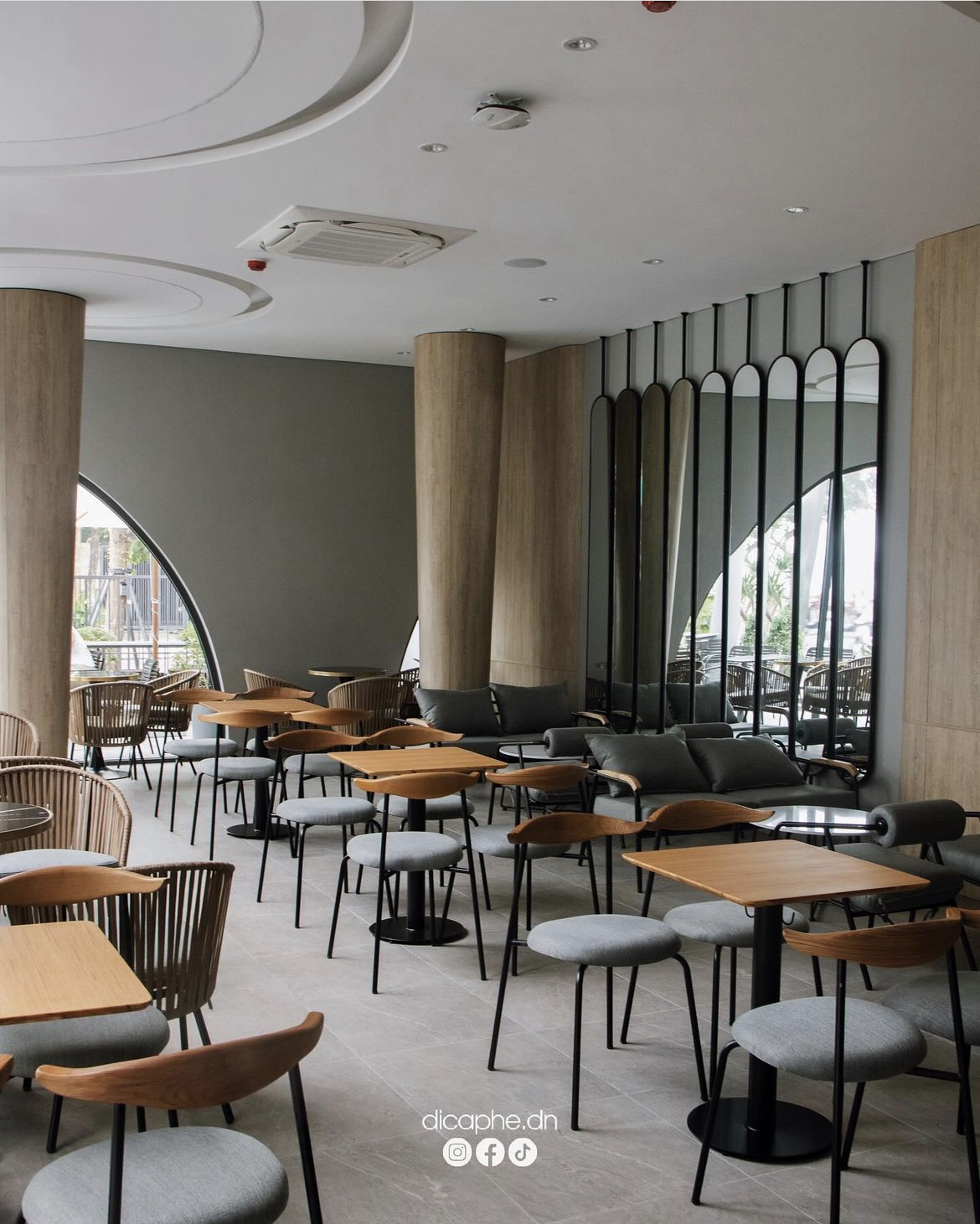 Không gian bên trong quán được trang bị điều hoà mát mẻ.
